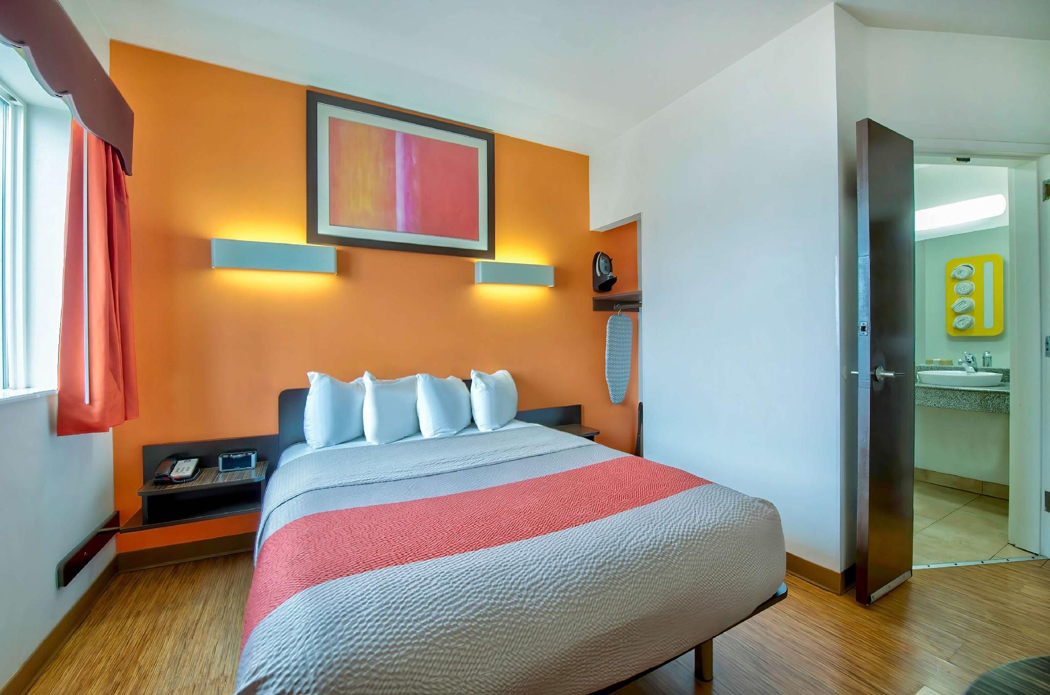 Motel 6 Eagle Pass, TX - Lakeside 1 QUEEN BED | NON-SMOKING