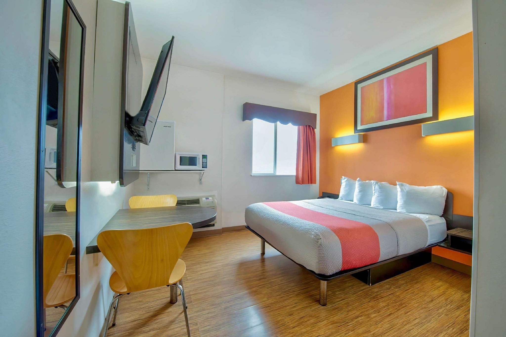 Motel 6 Eagle Pass, TX - Lakeside 1 QUEEN BED | NON-SMOKING 2