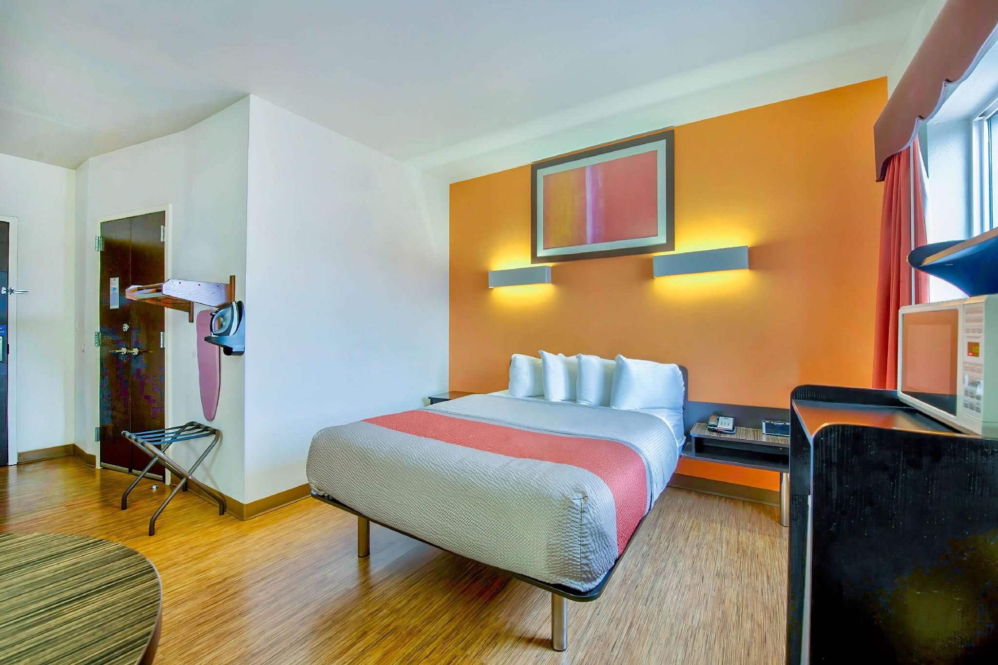 Motel 6 Eagle Pass, TX - Lakeside 1 Queen Bed | Mobility Accessible Tub Nsmk 2