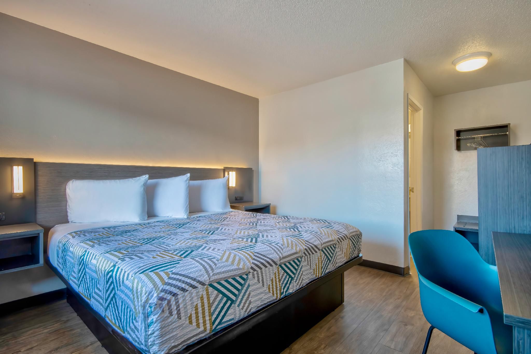 1 King Bed | Smoking, Micfridge