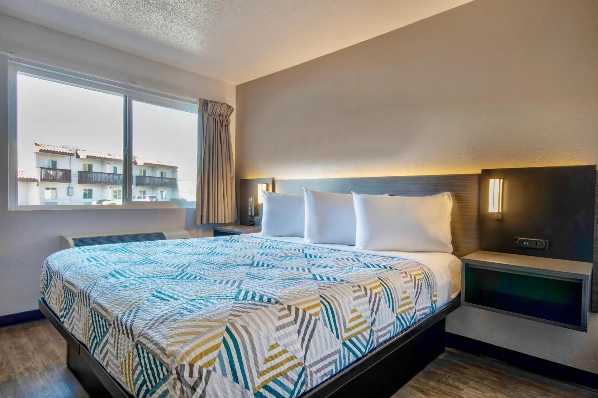 Deluxe King Room - Non-Smoking