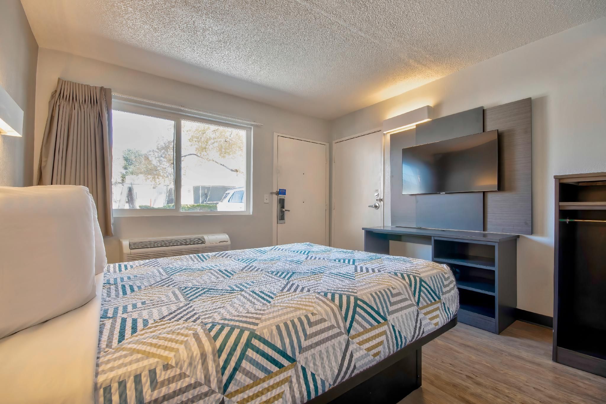 1 Queen Bed | Non-Smoking, Micfridge