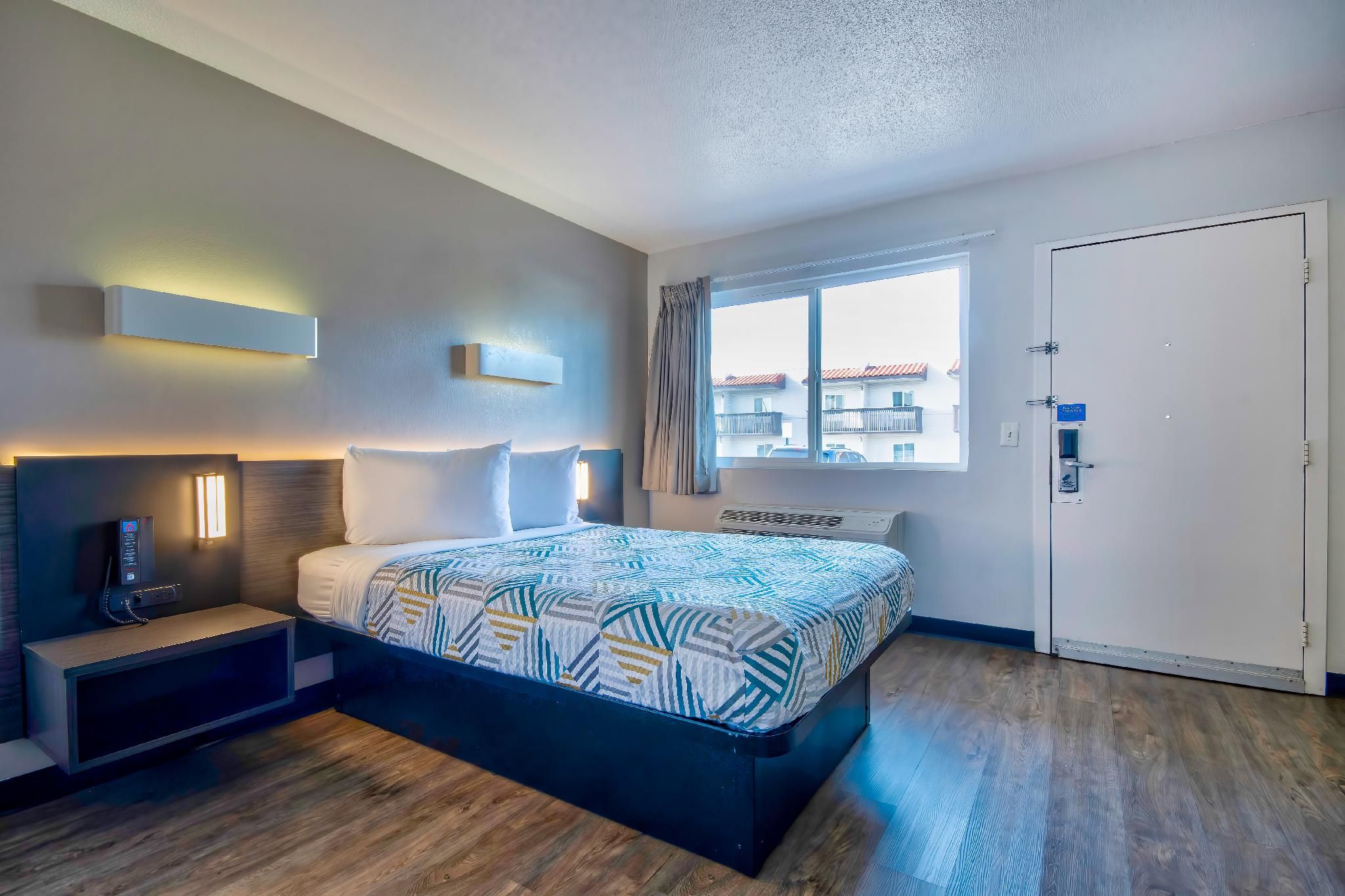 1 King Bed | Non-Smoking