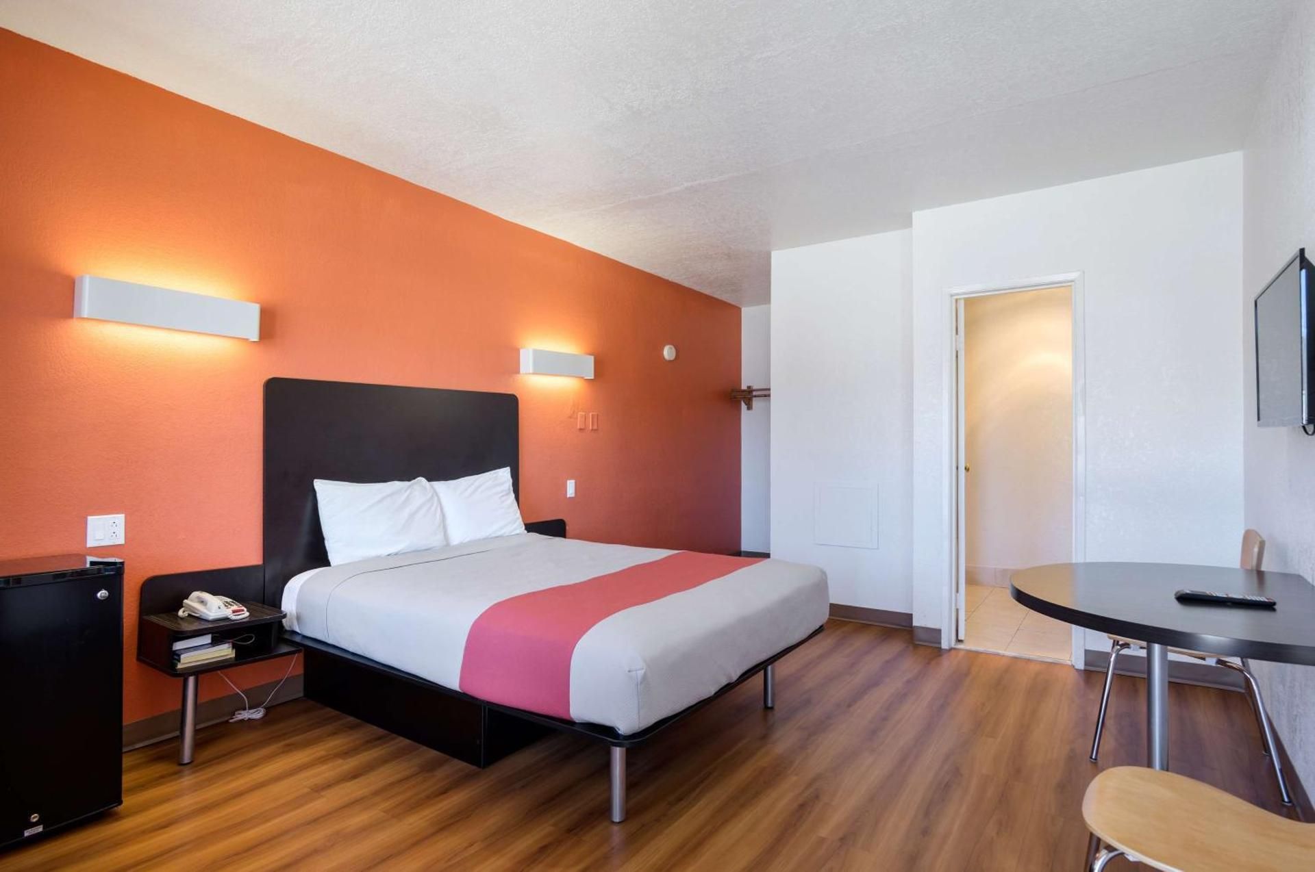 1 King Bed | Non-Smoking