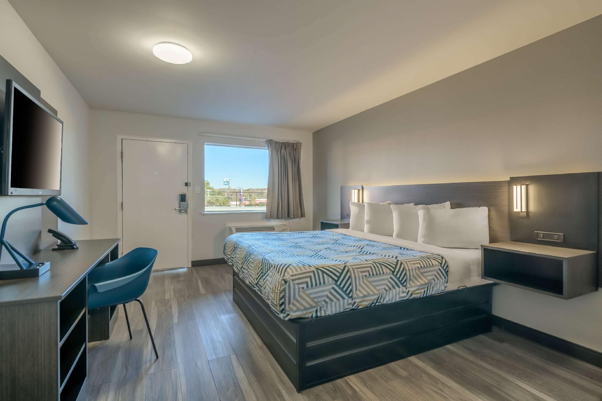 1 King Bed | Non-Smoking, Micfridge