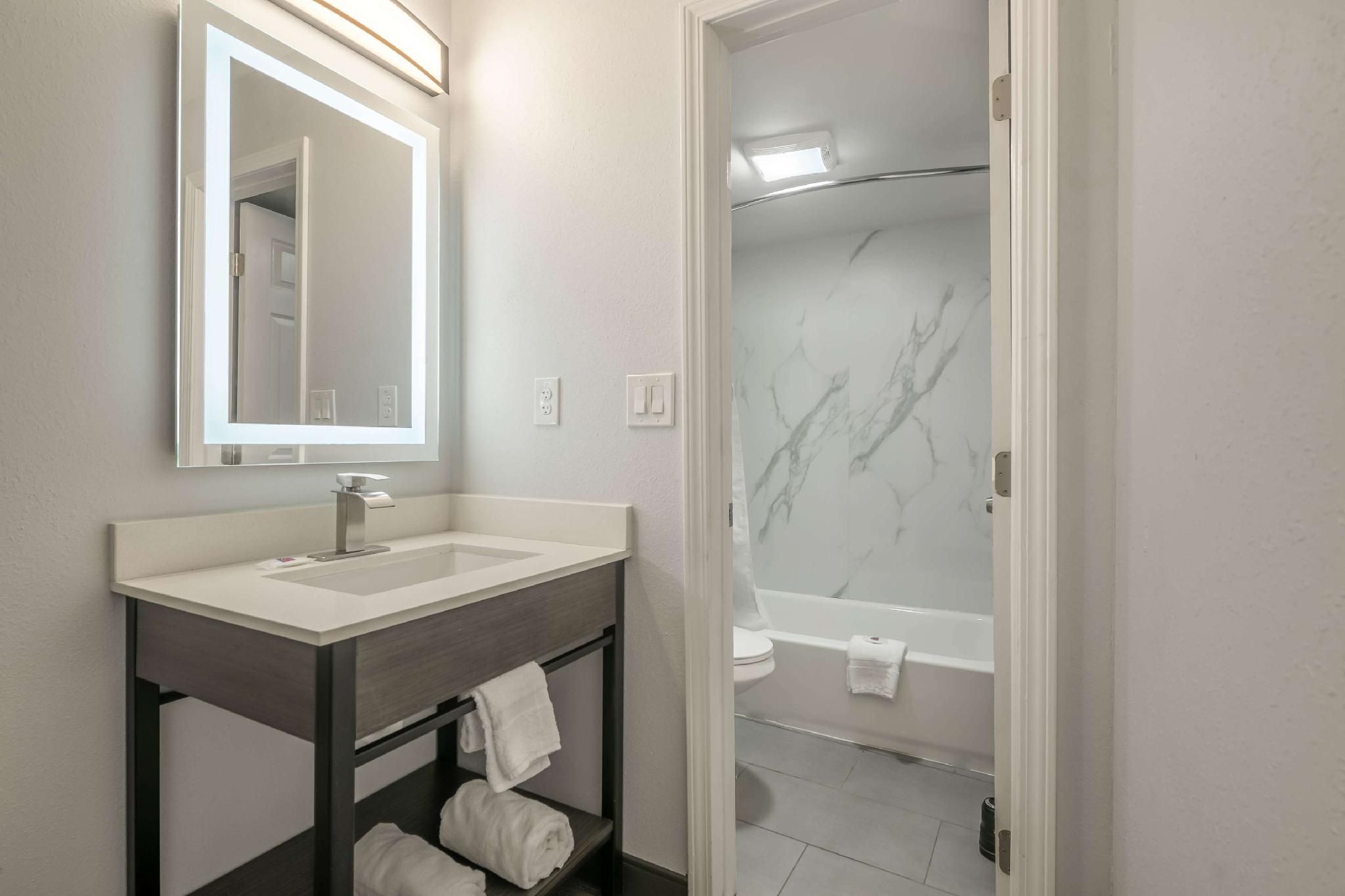 1 King Bed | Non-Smoking, Micfridge