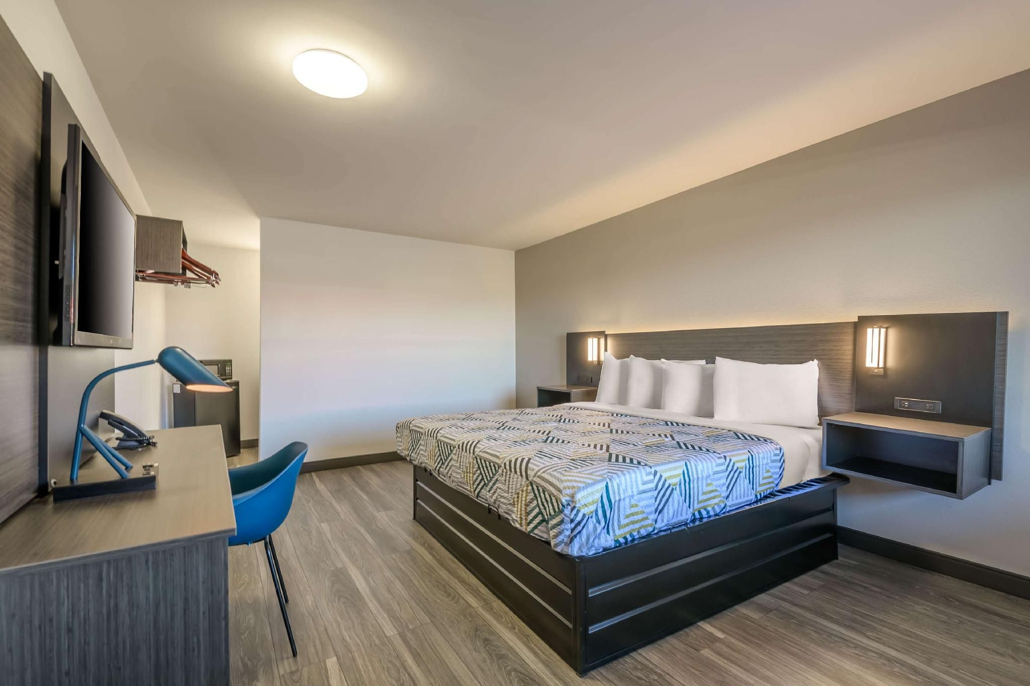 Motel6 Commerce, GA 1 KING BED | ACCESSIBLE, NON-SMOKING 3