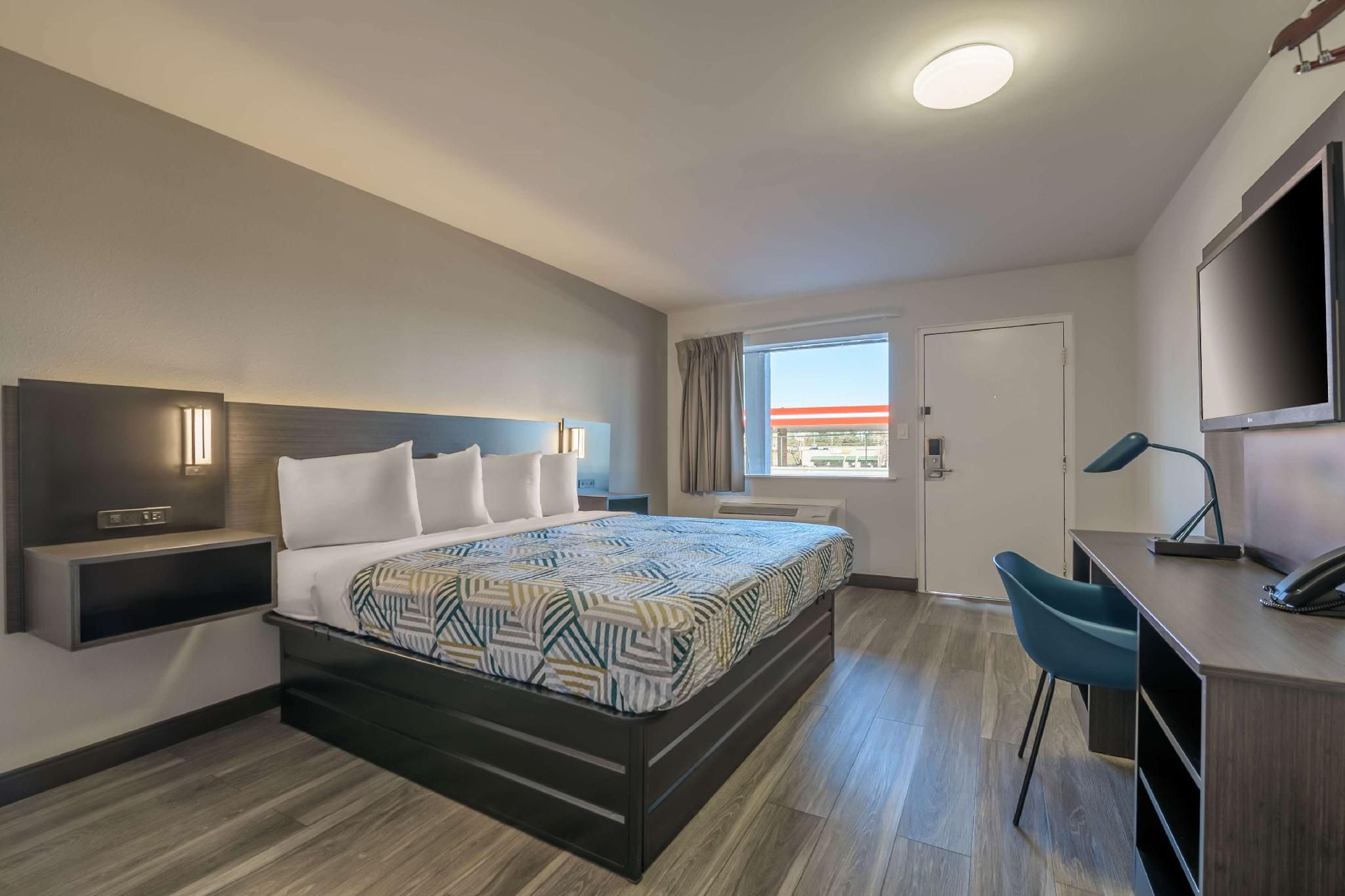 1 King Bed | Non-Smoking, Micfridge