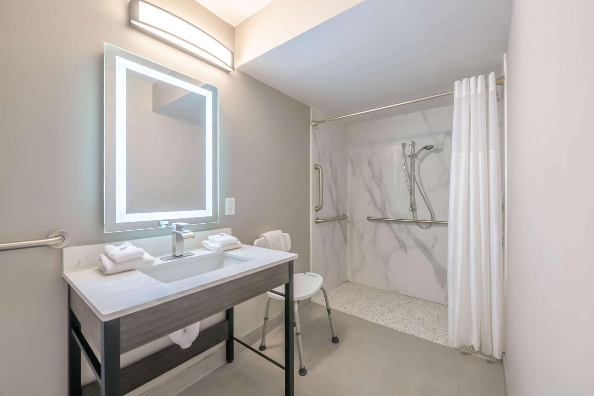 King Room - Disability Access - Non-Smoking