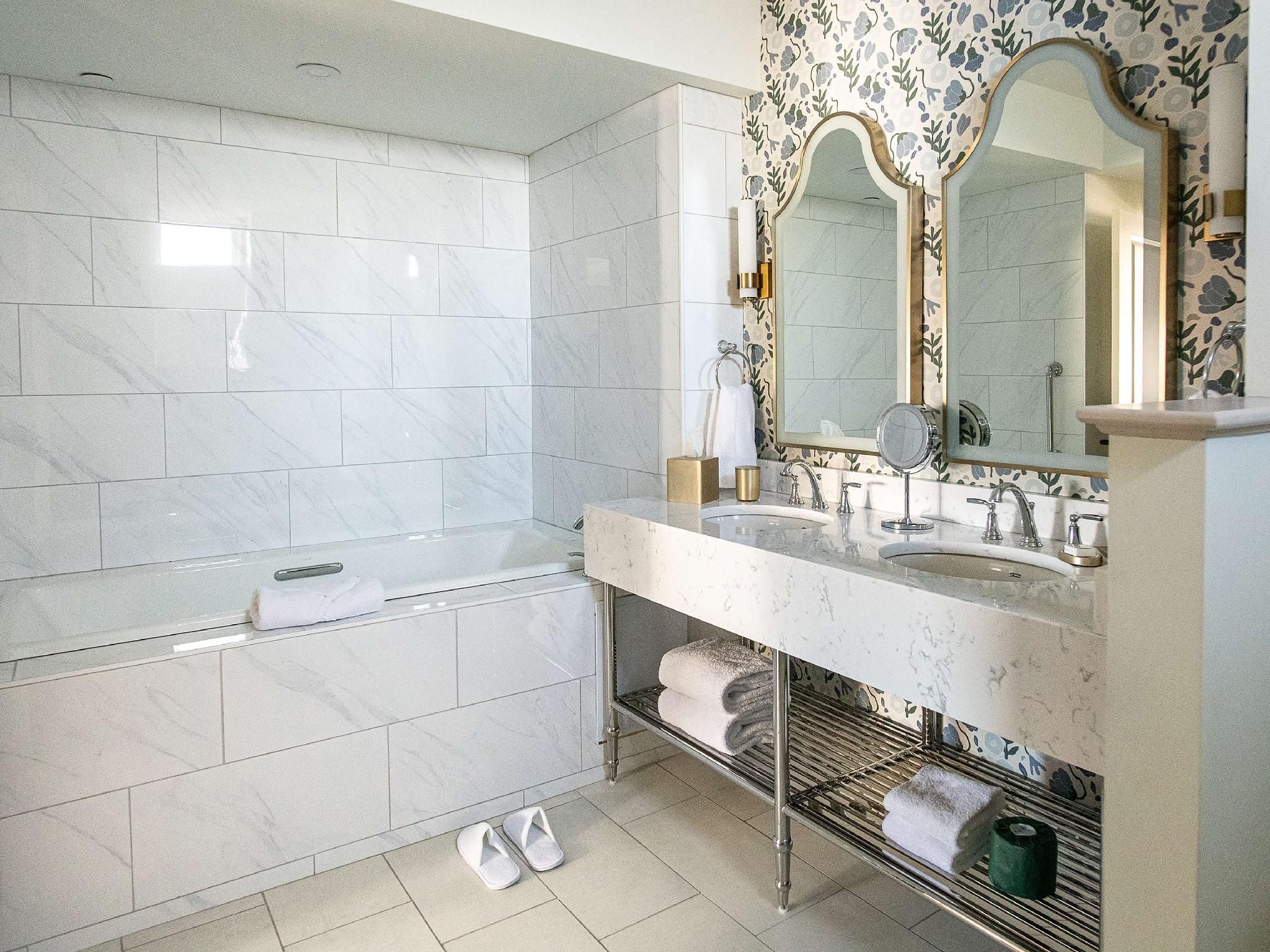 One Bedroom King Suite with Soaking Tub