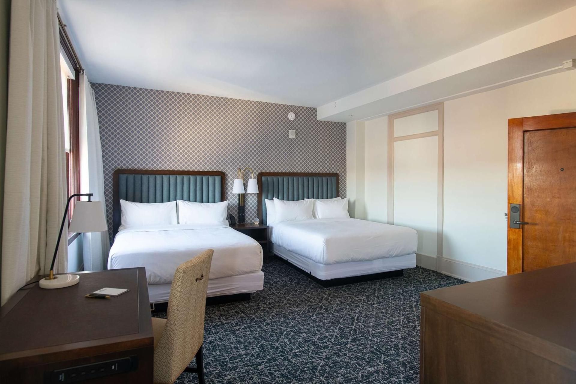 2 Queen Room With Shower And Bathtub