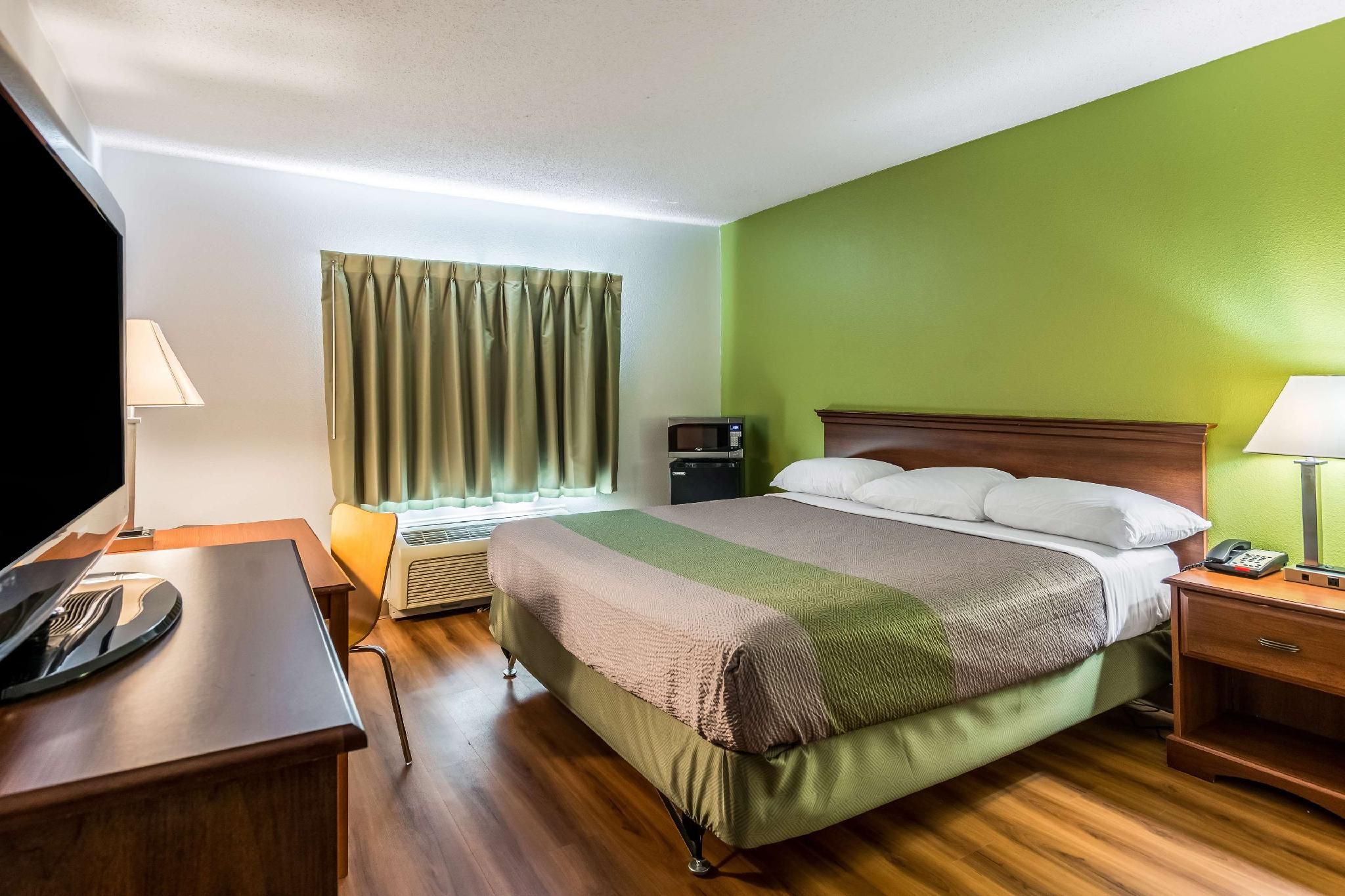 1 King Bed | Mobil Access Tub Nsmk Micfridg