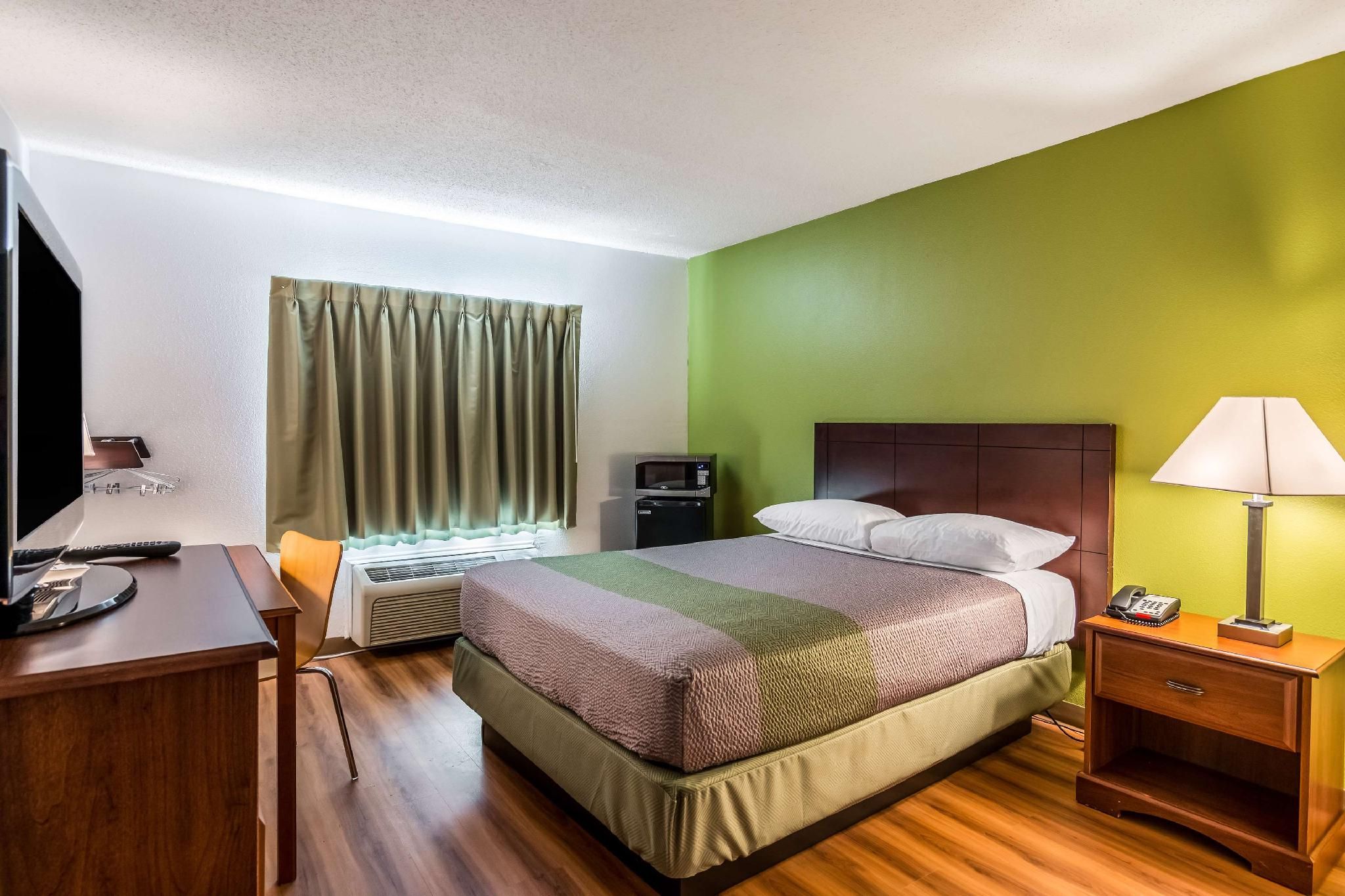 1 Queen Bed | Mob Acc RI Shwr Nsmk Micfridg