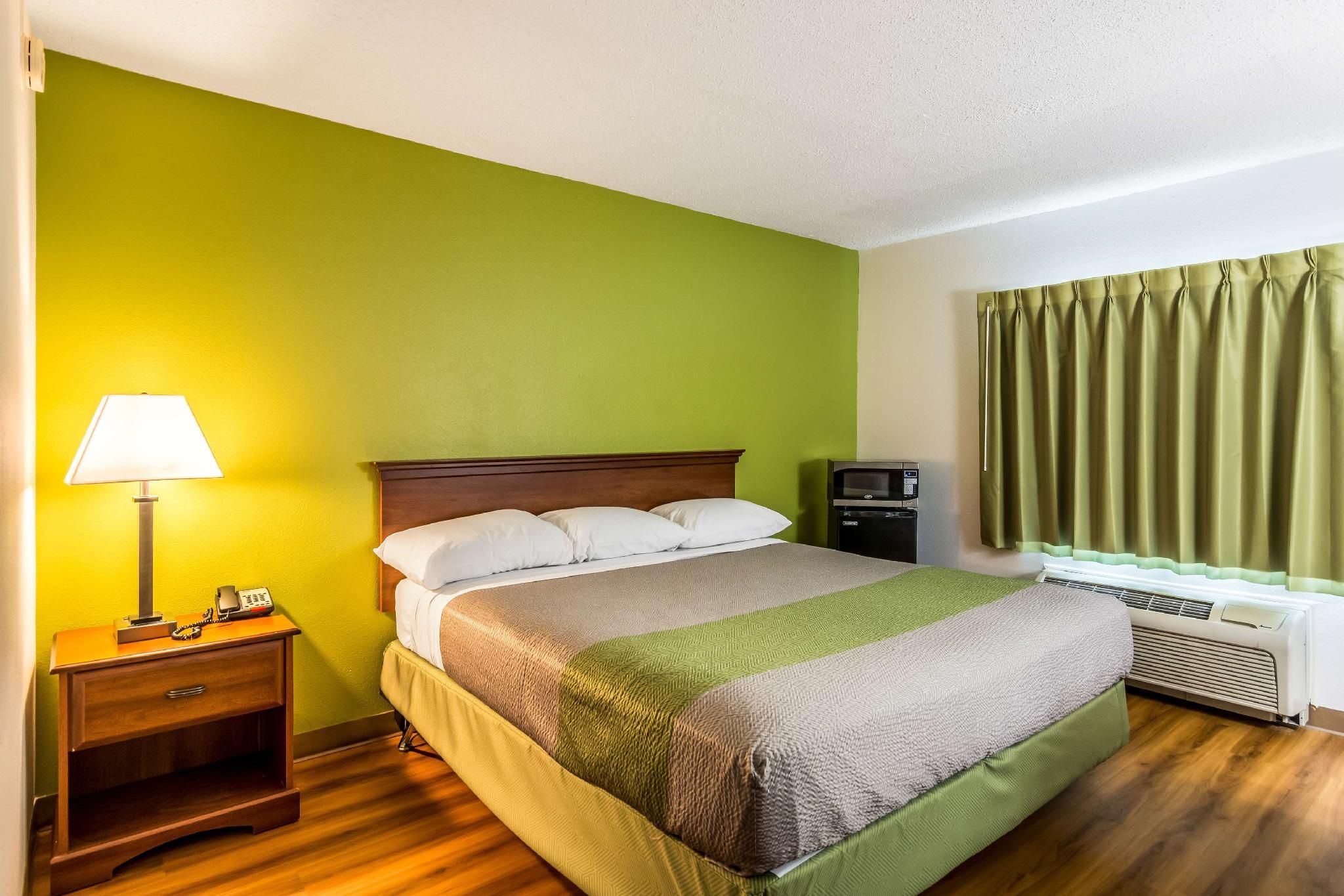 1 Queen Bed | Mob Acc RI Shwr Nsmk Micfridg