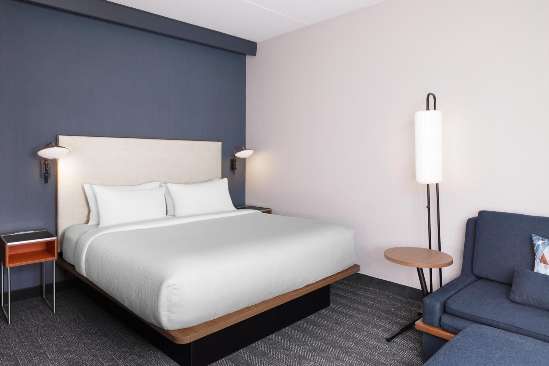 Courtyard by Marriott Kodak Sevierville Standard King Room with Sofa Bed 2