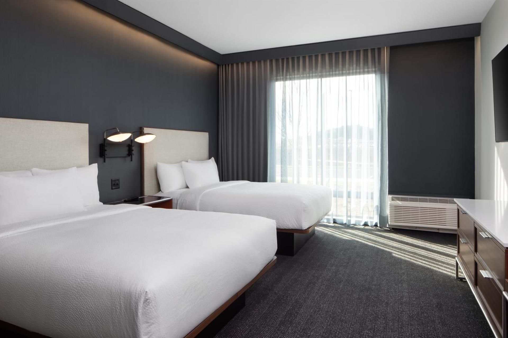 Courtyard by Marriott Kodak Sevierville Standard Queen Room with Two Queen Beds and Tub - Mobility and Hearing Accessible