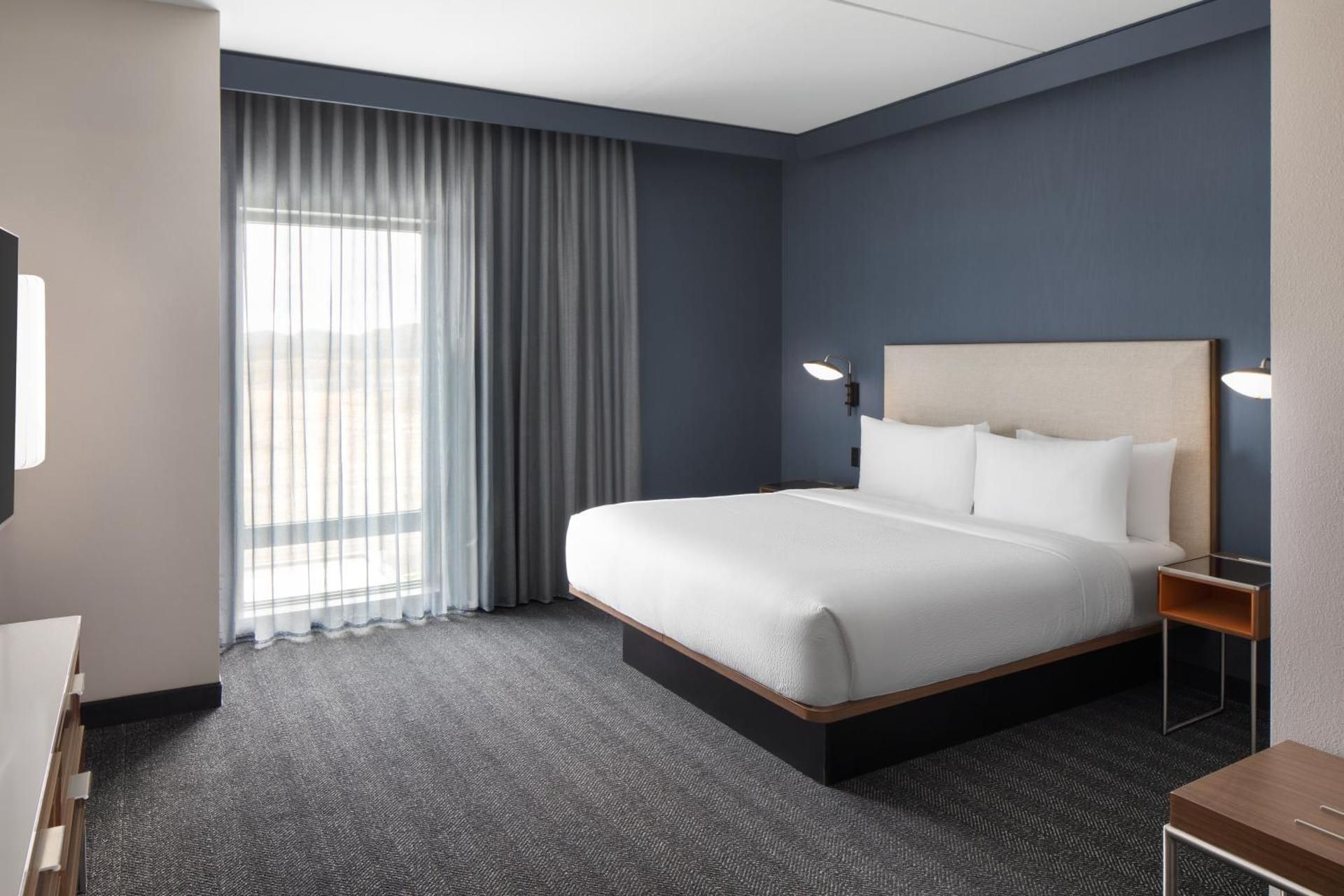 Courtyard by Marriott Kodak Sevierville Standard King Room with Sofa Bed