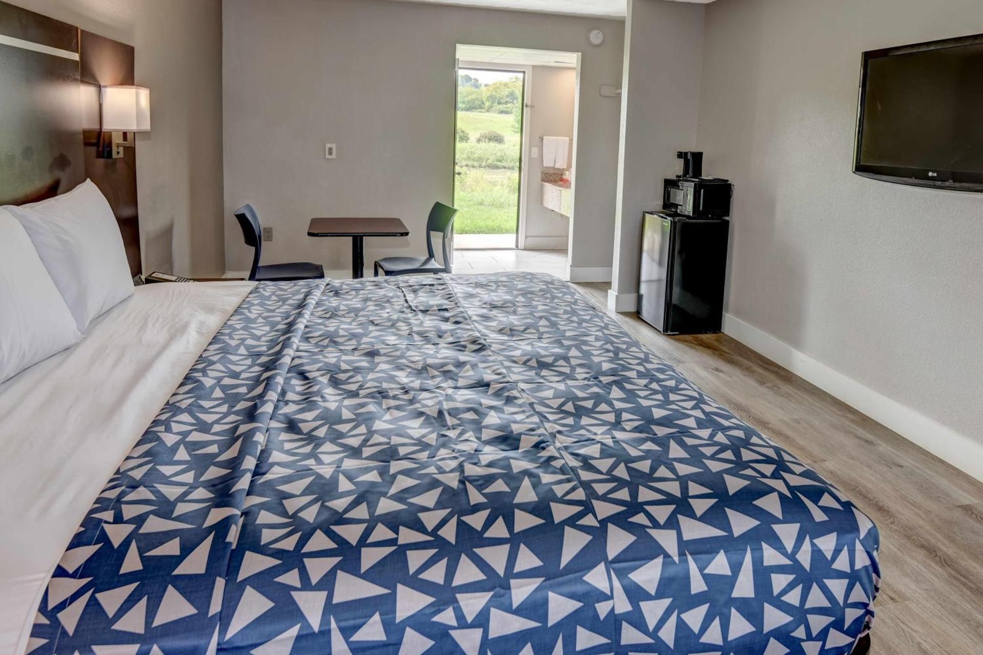 Econo Lodge Sevierville-Pigeon Forge on the River 1 King Bed, Nonsmoking 2