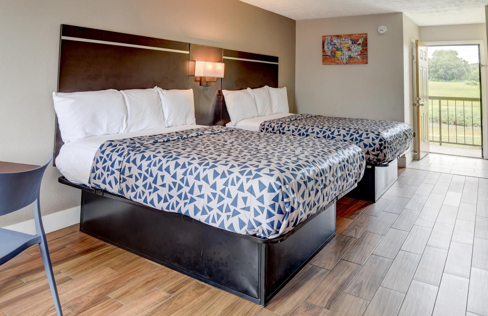 Econo Lodge Sevierville-Pigeon Forge on the River 2 Queen Beds, Nonsmoking, Accessible