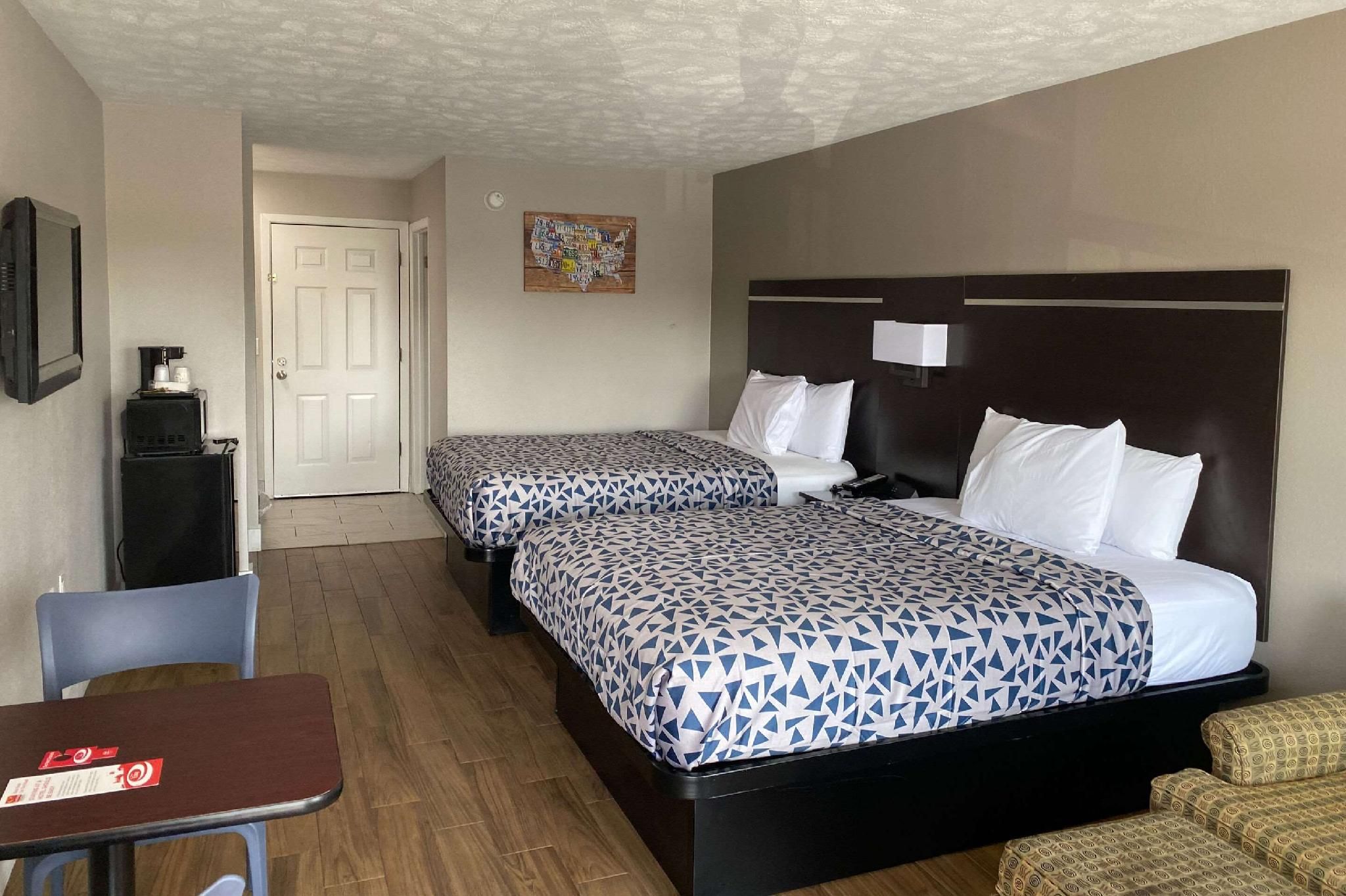 Econo Lodge Sevierville-Pigeon Forge on the River 2 Queen Beds, Nonsmoking