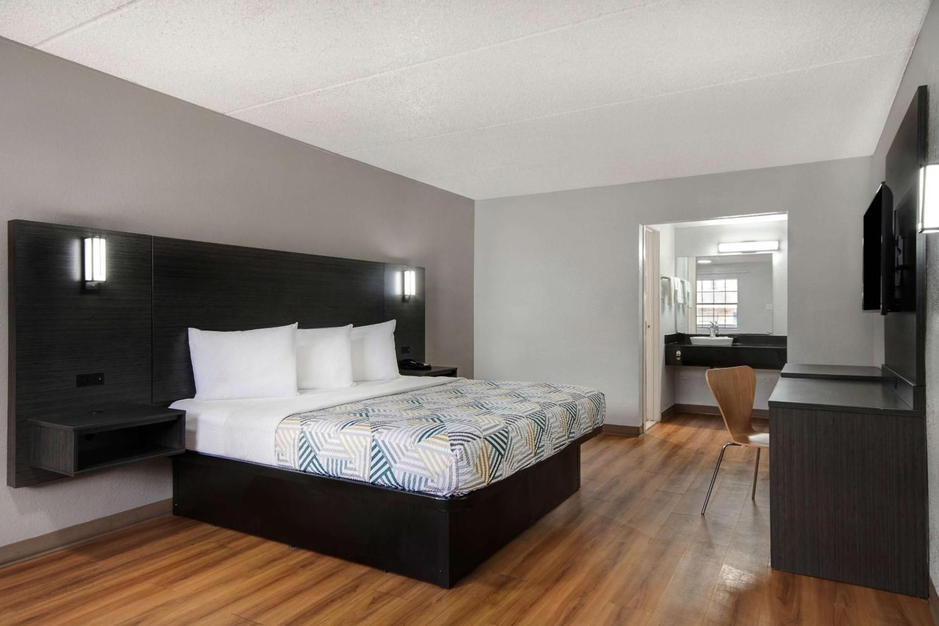 King Room with Roll-in Shower - Disability Access - Non-Smoking