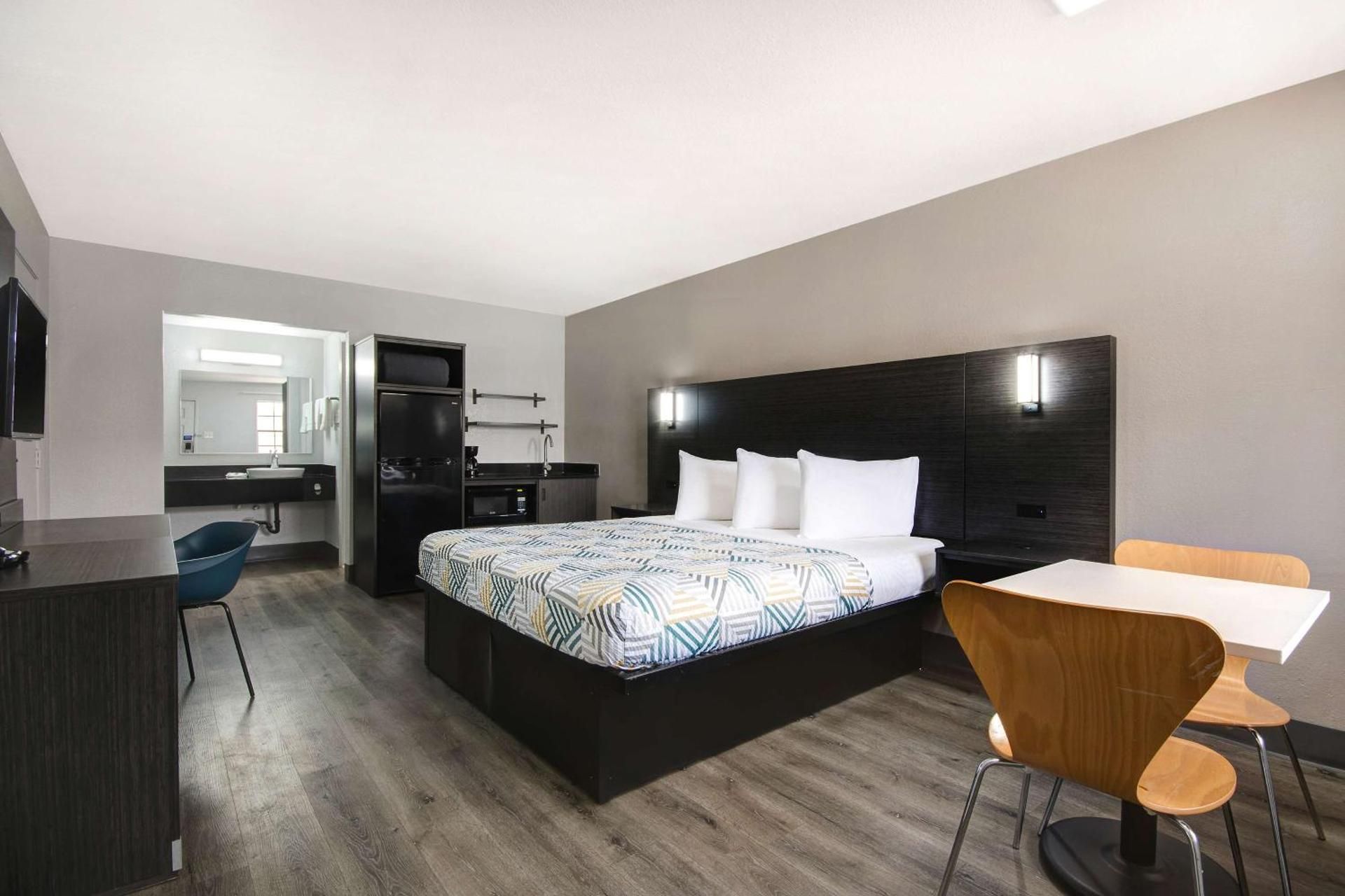 1 King Bed