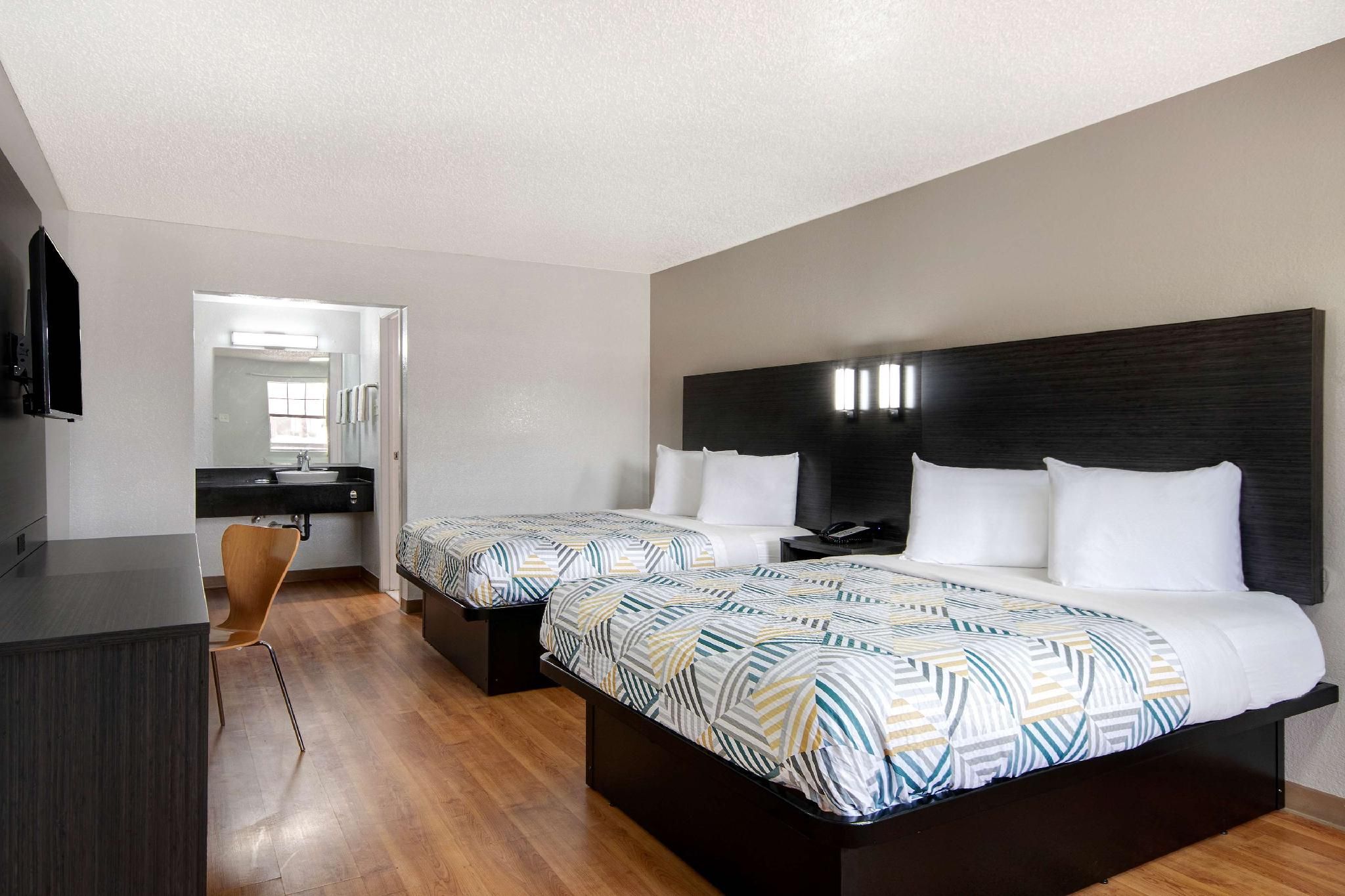 2 Queen Beds | Micfridge