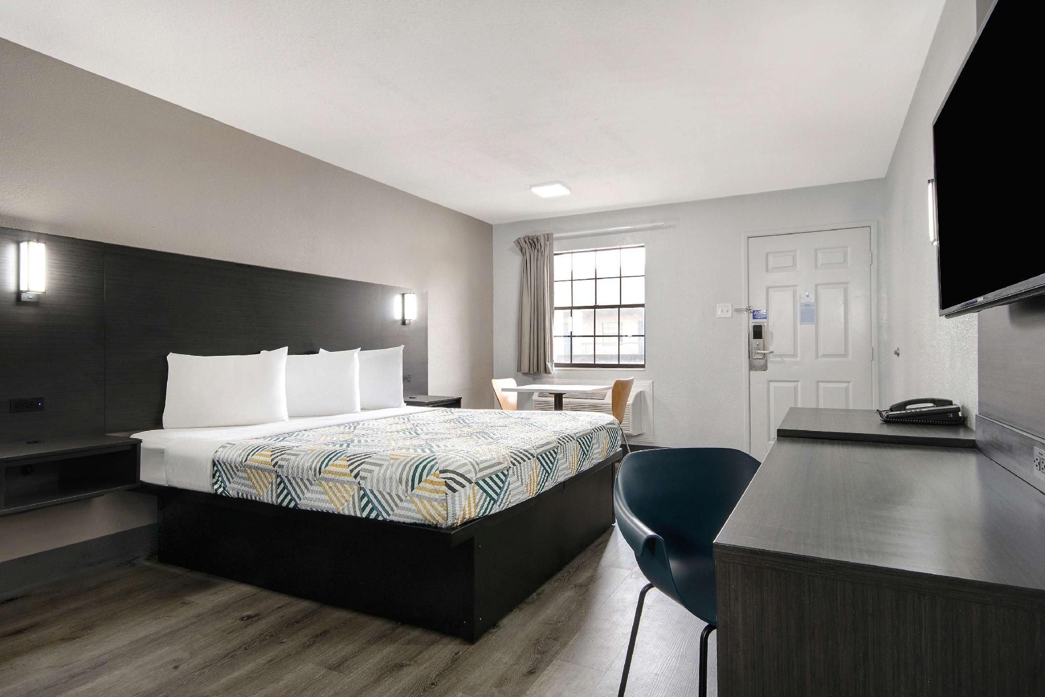 1 Queen Bed |