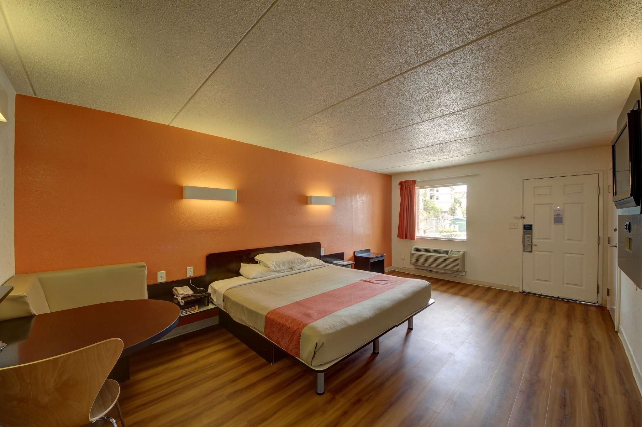1 King Bed | ADA/RI Shower