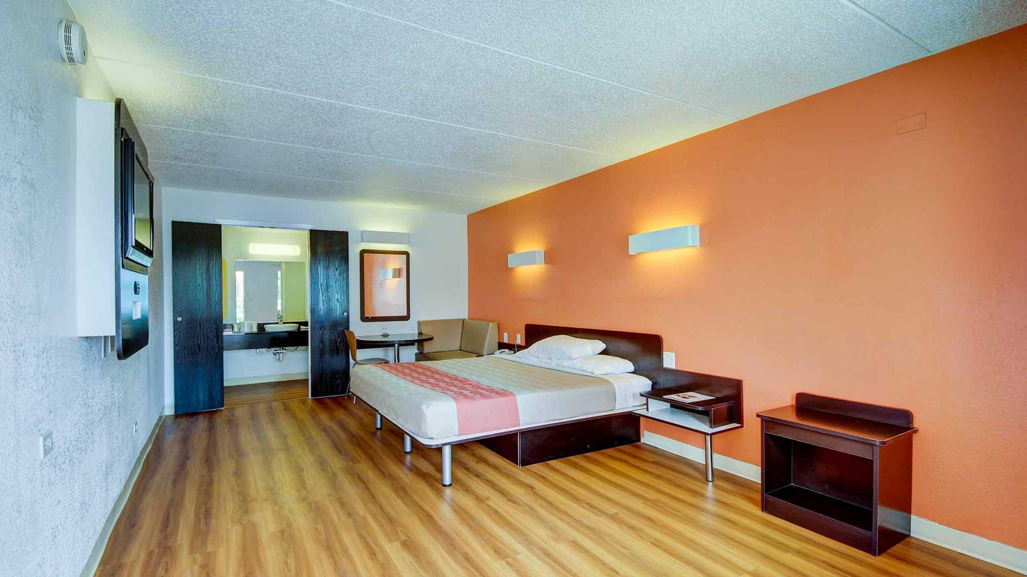 1 King Bed |