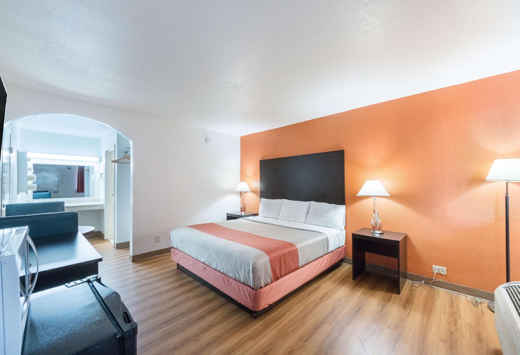 1 King Bed | Non-Smoking, Micfridge