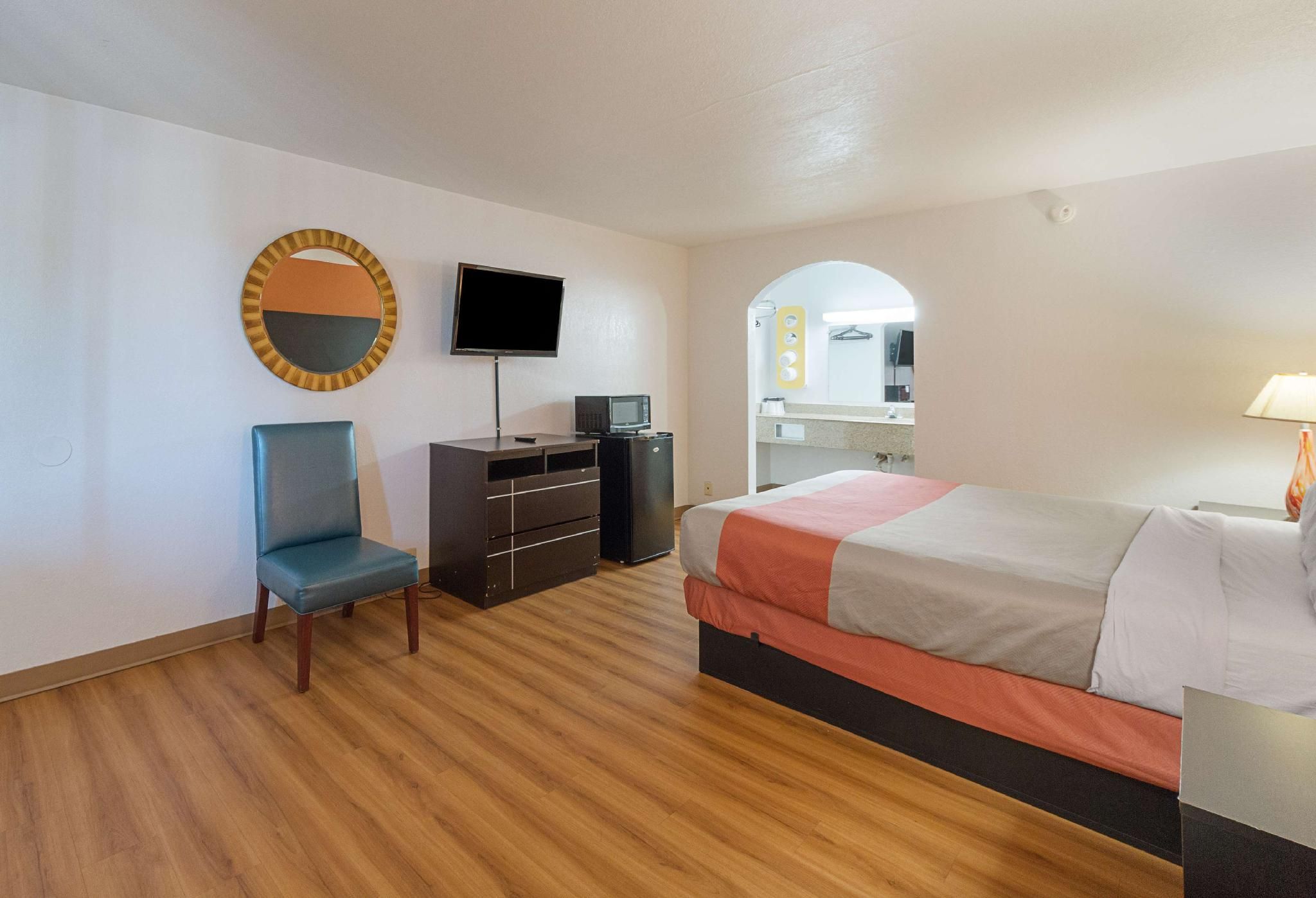 1 King Bed | Smoking, Micfridge