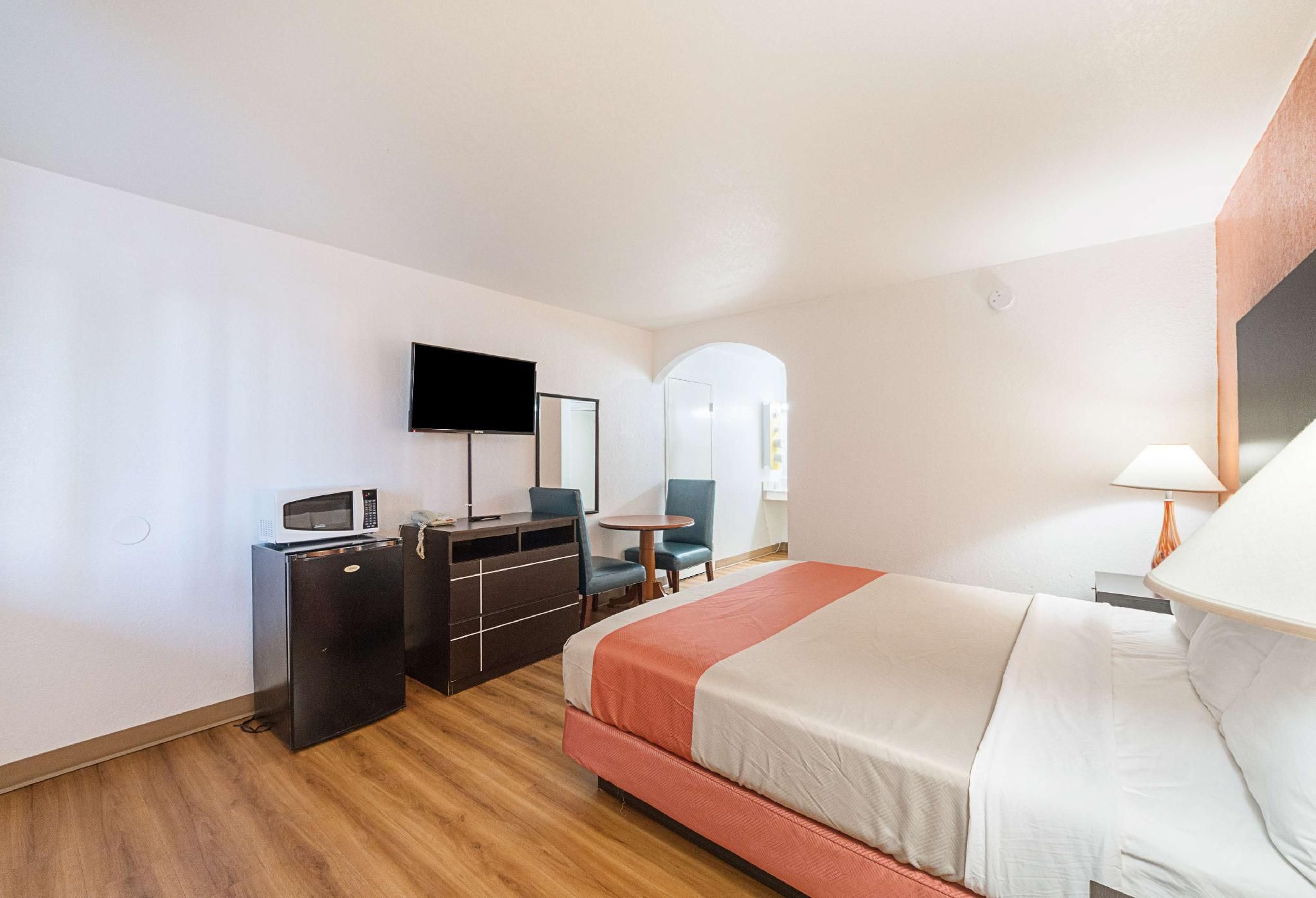 1 King Bed | Non-Smoking, Micfridge