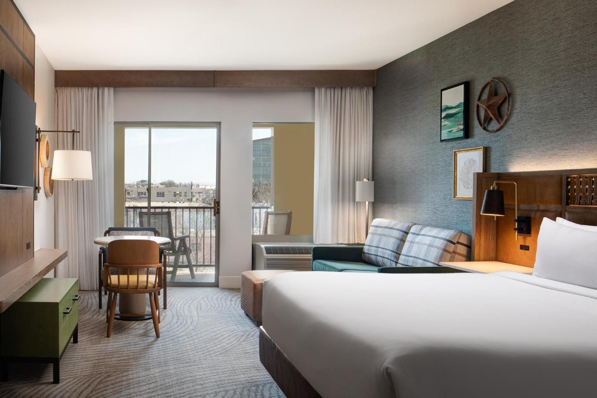 King Room with Sofa Bed/River View/Balcony - Mobility/Hearing Accessible with Transfer Shower