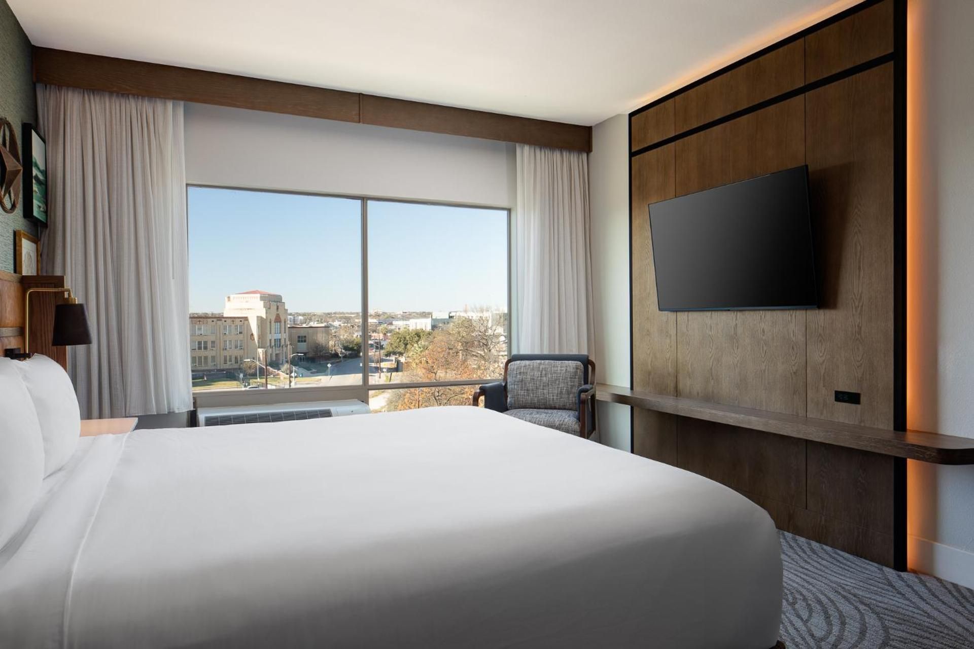 1 Bedroom Larger Suite, 1 King, Sofa bed, Whirlpool