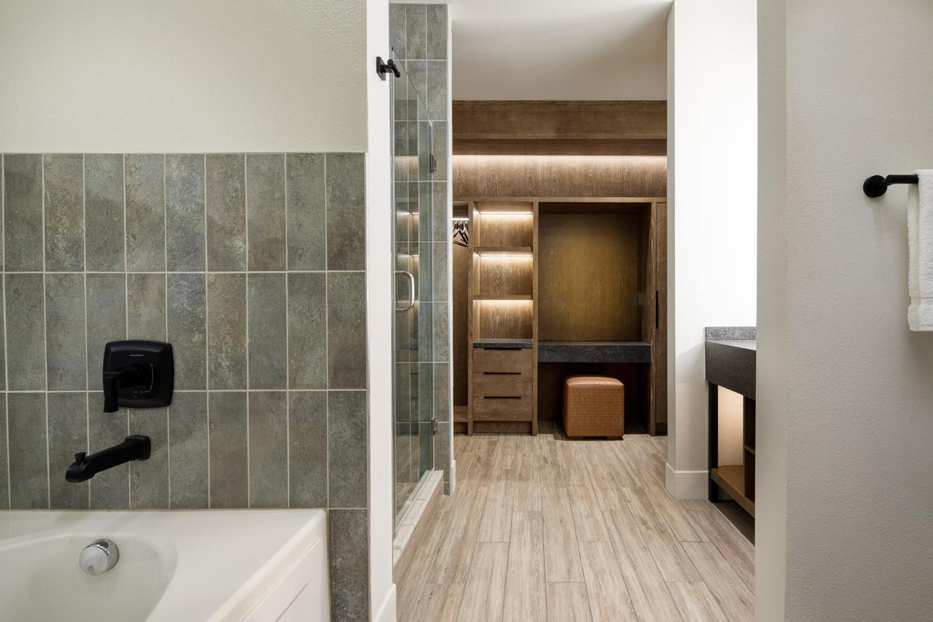 1 Bedroom Larger Suite, 1 King, Sofa bed, Whirlpool