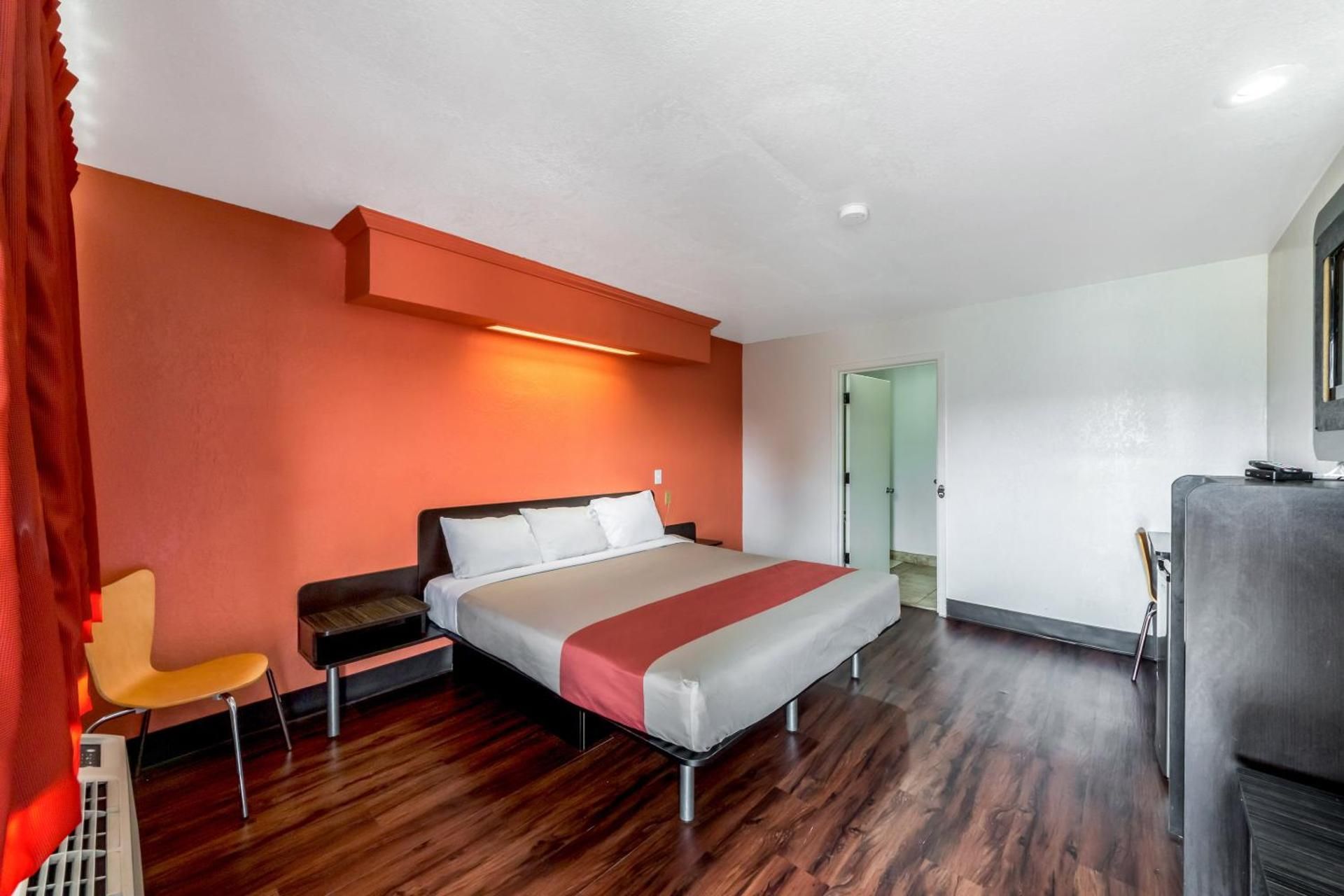 King Room with Roll-in Shower - Disability Access - Non-Smoking
