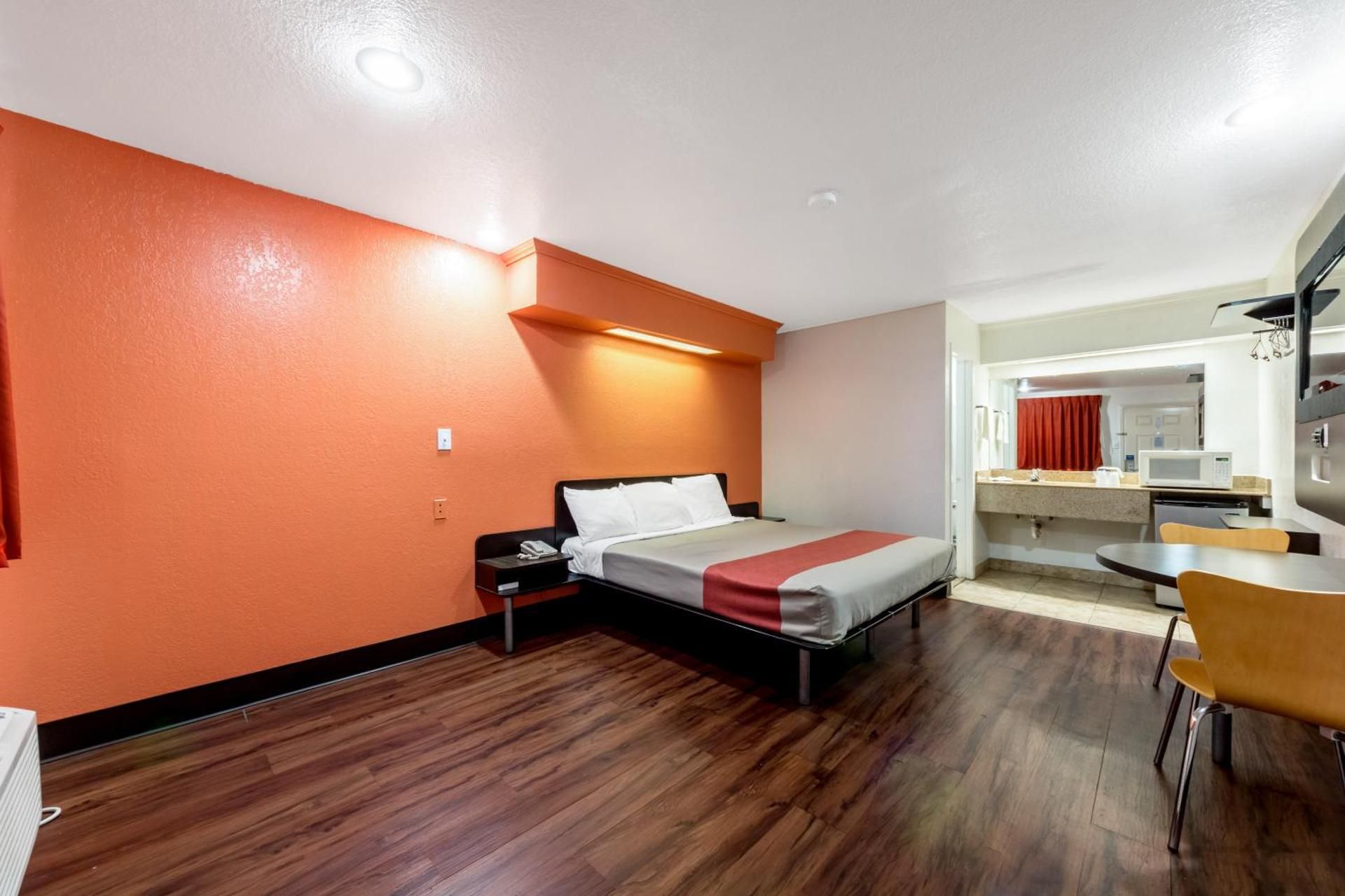 King Room with Roll-in Shower - Disability Access - Non-Smoking