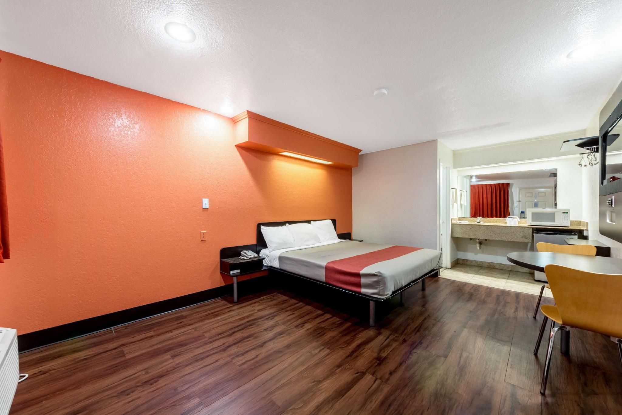 1 King Bed | Non-Smoking