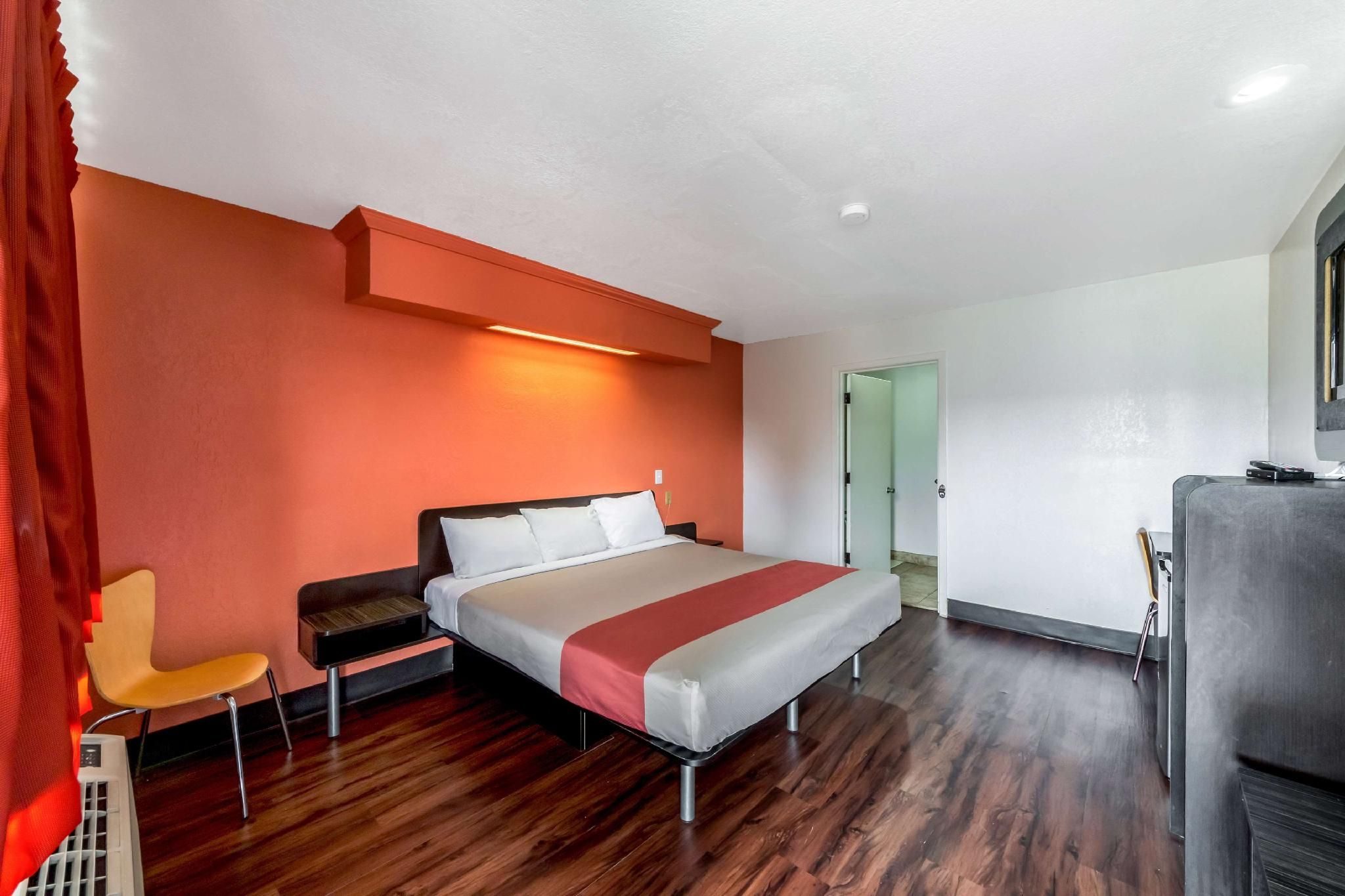 1 King Bed | Non-Smoking
