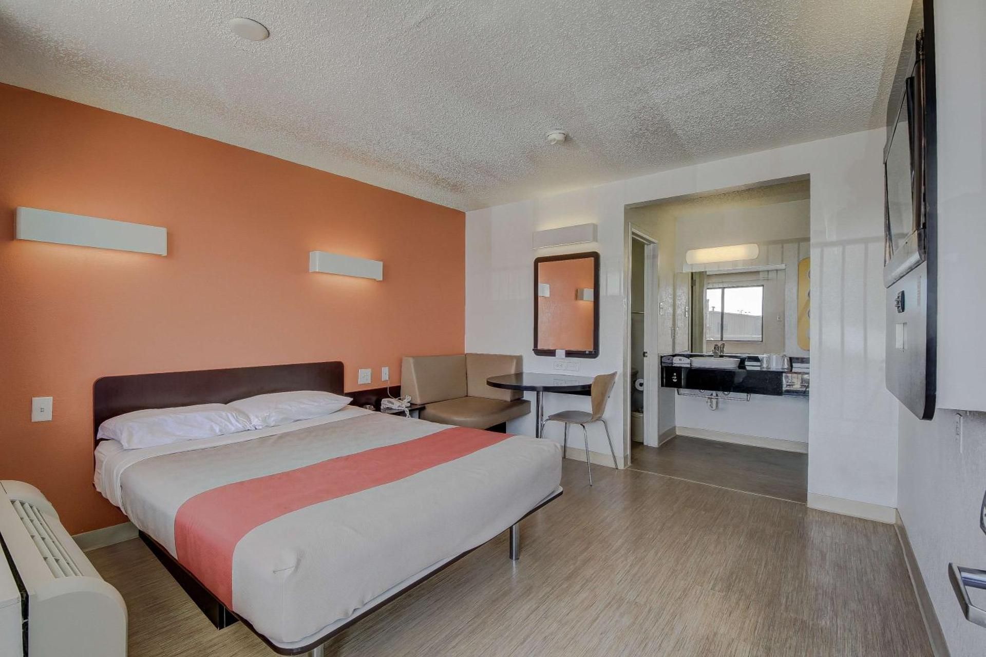 1 QUEEN BED |