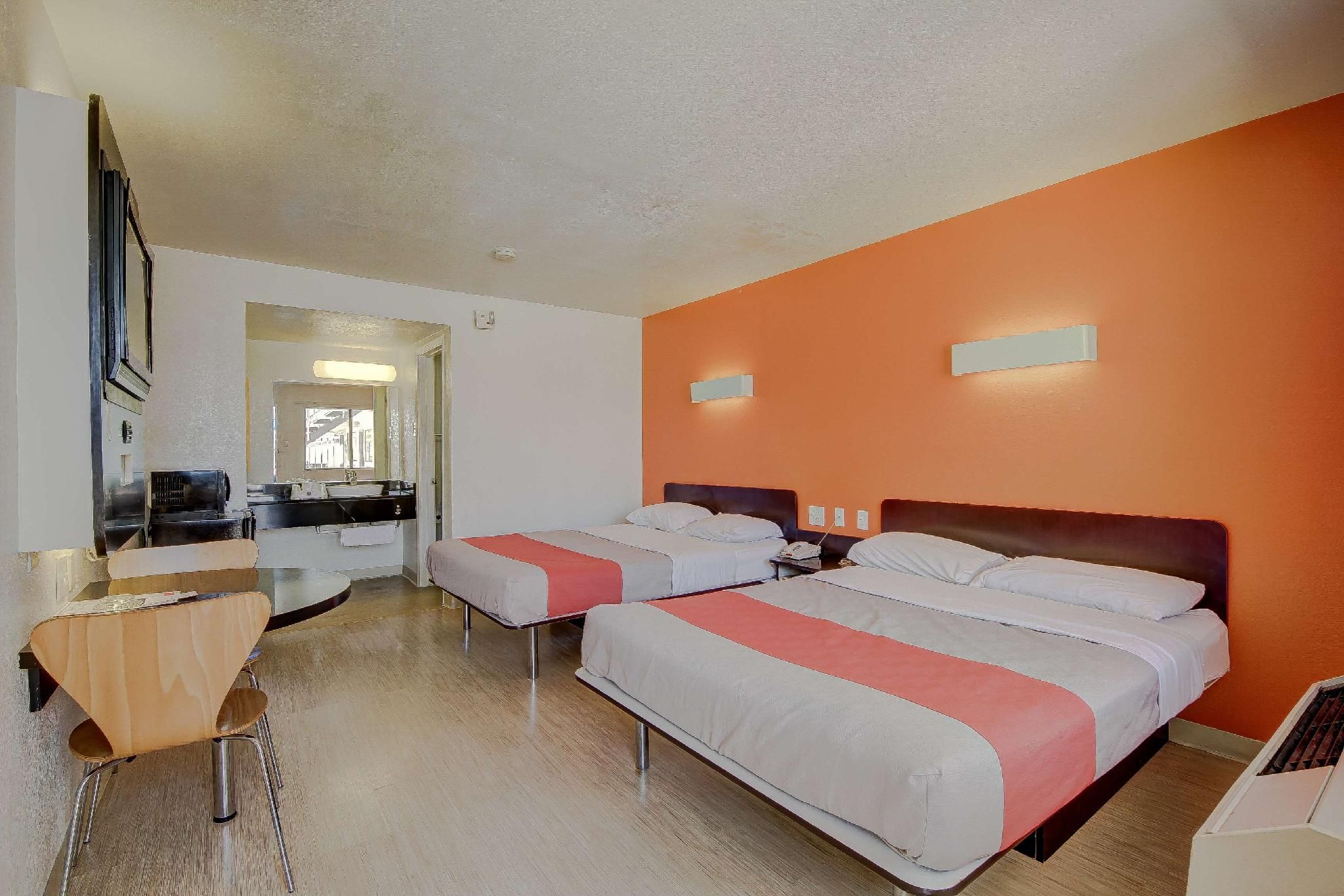 2 FULL BEDS |