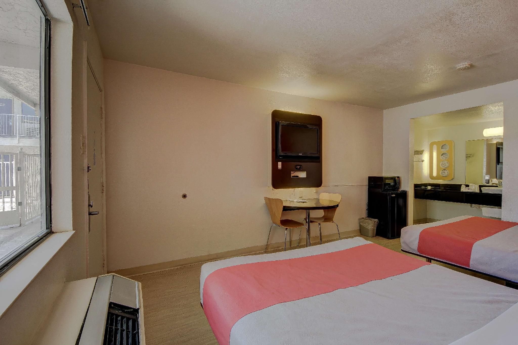2 FULL BEDS |