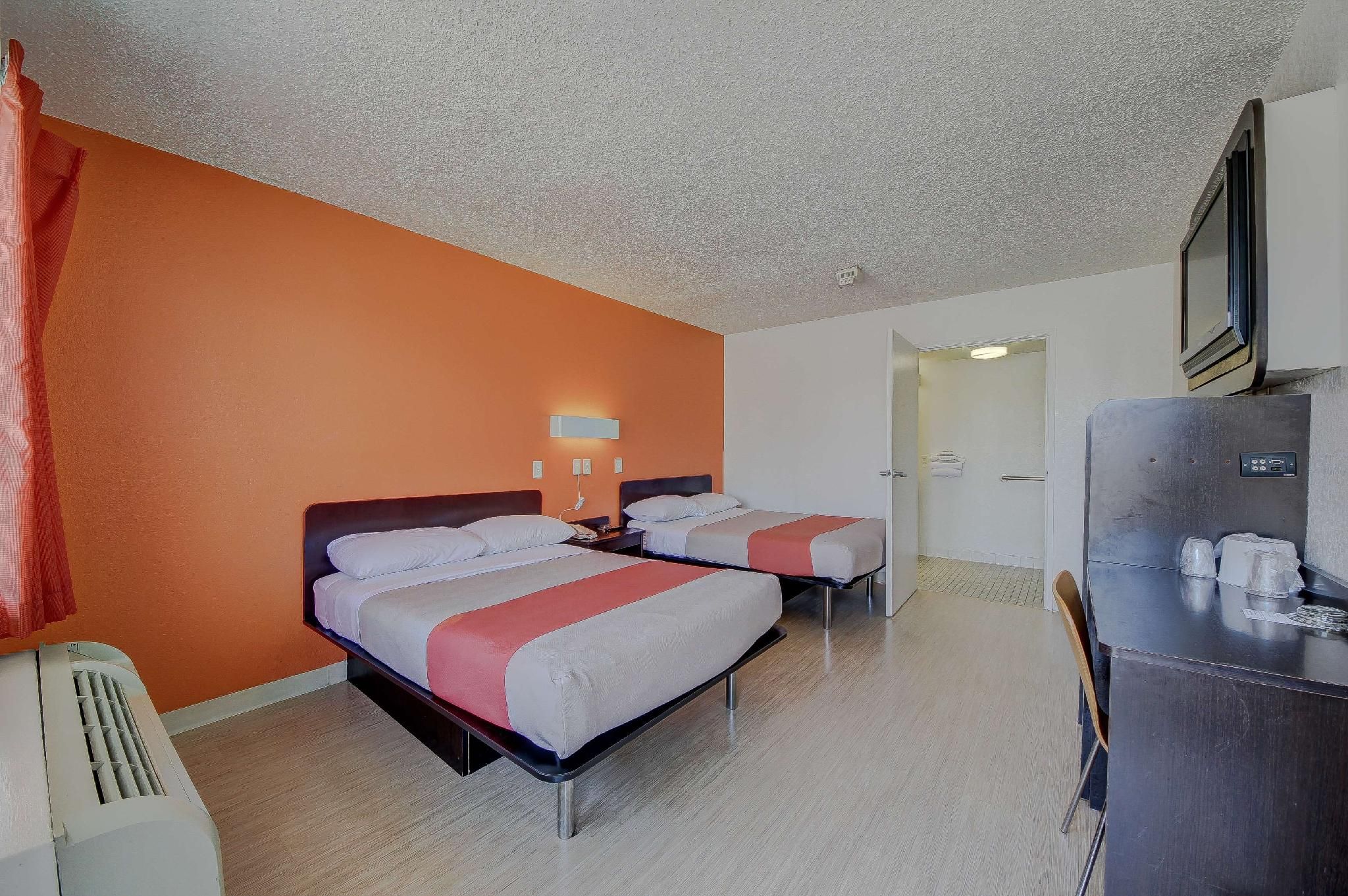 2 QUEEN BEDS | MOBILITY ACCESSIBLE RI SHOWER