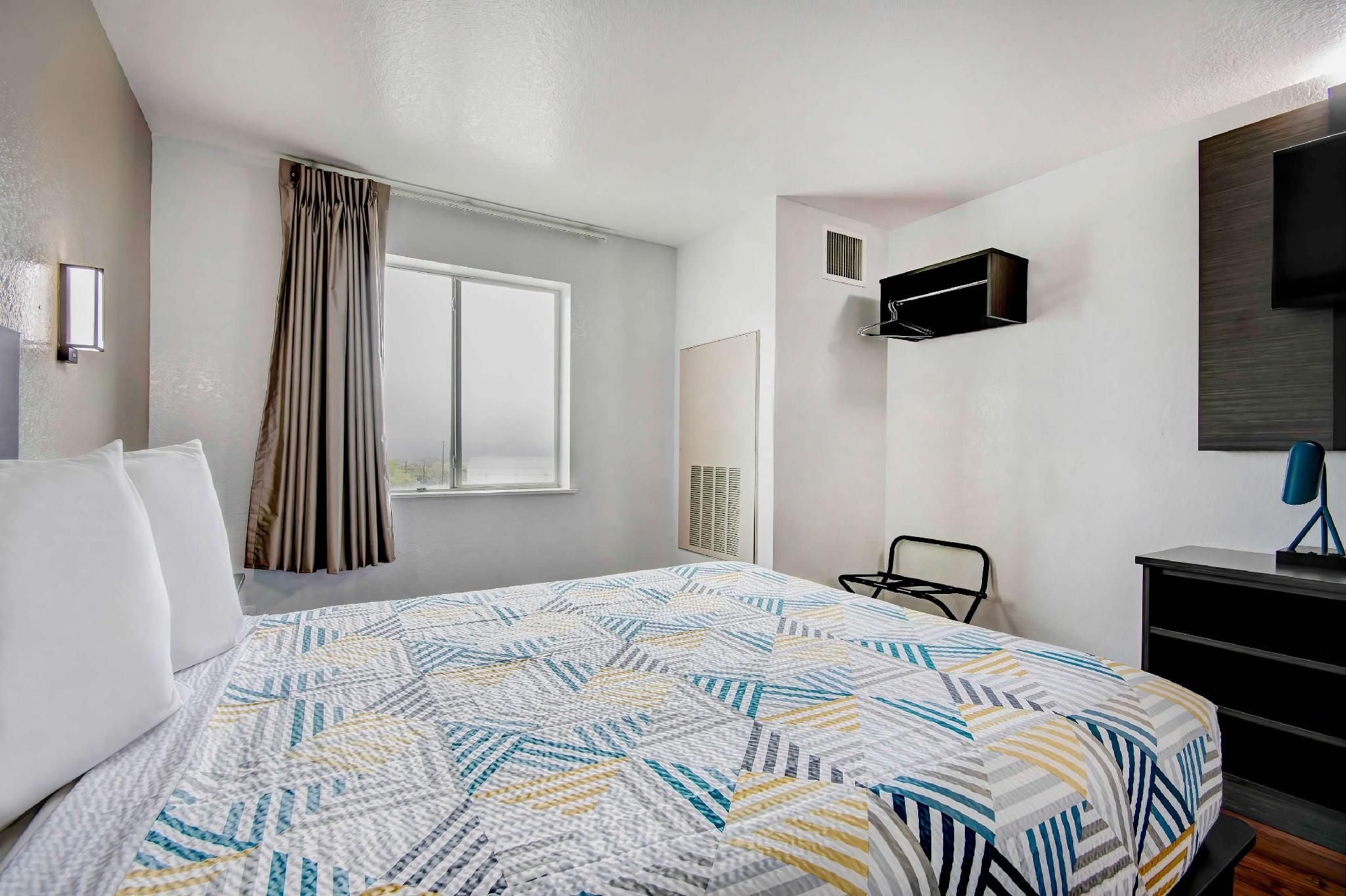 1 Queen Bed | Mobil Access Tub Nsmk Micfridg