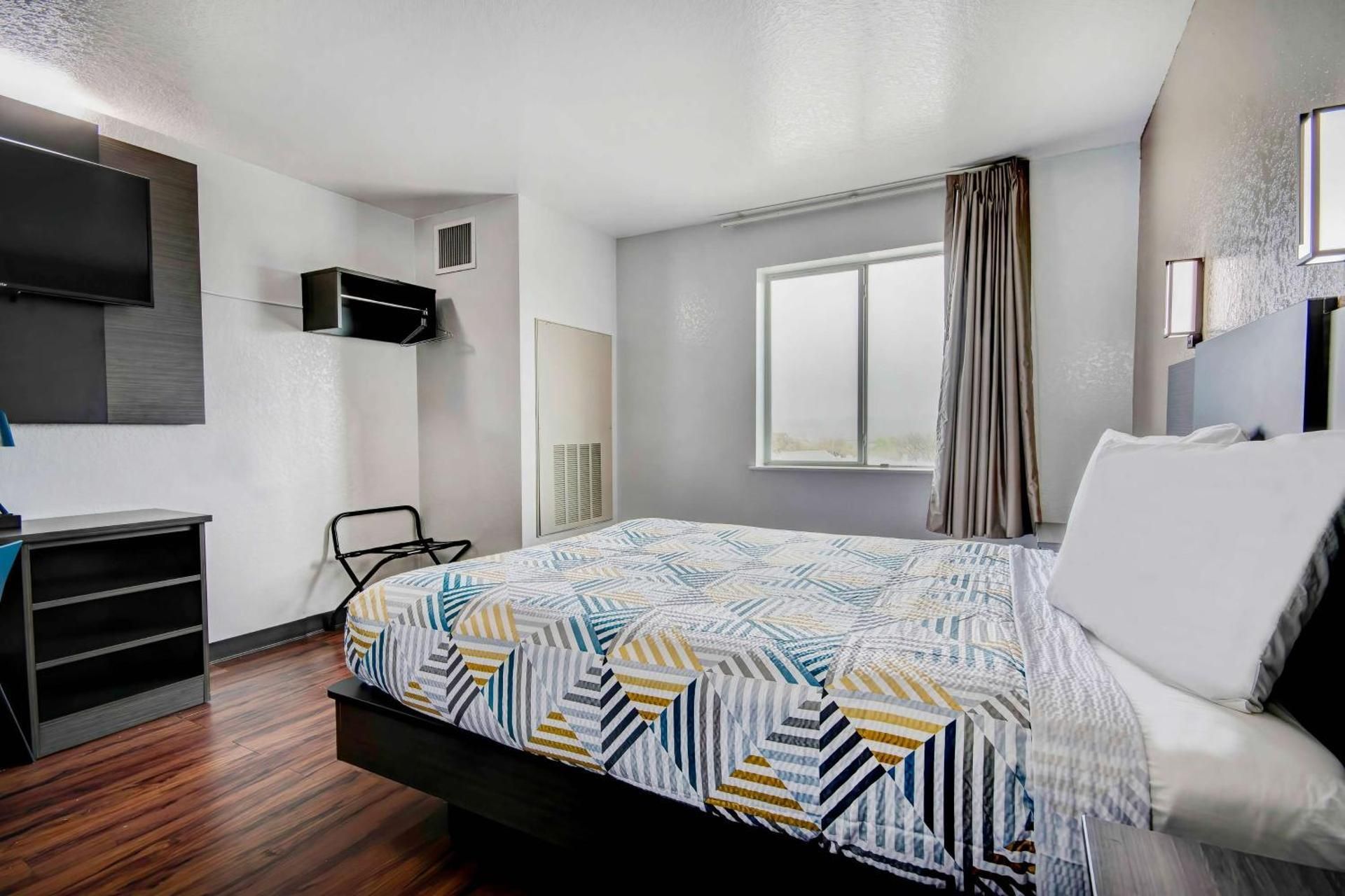 Queen Room - Disability Access - Roll in Shower