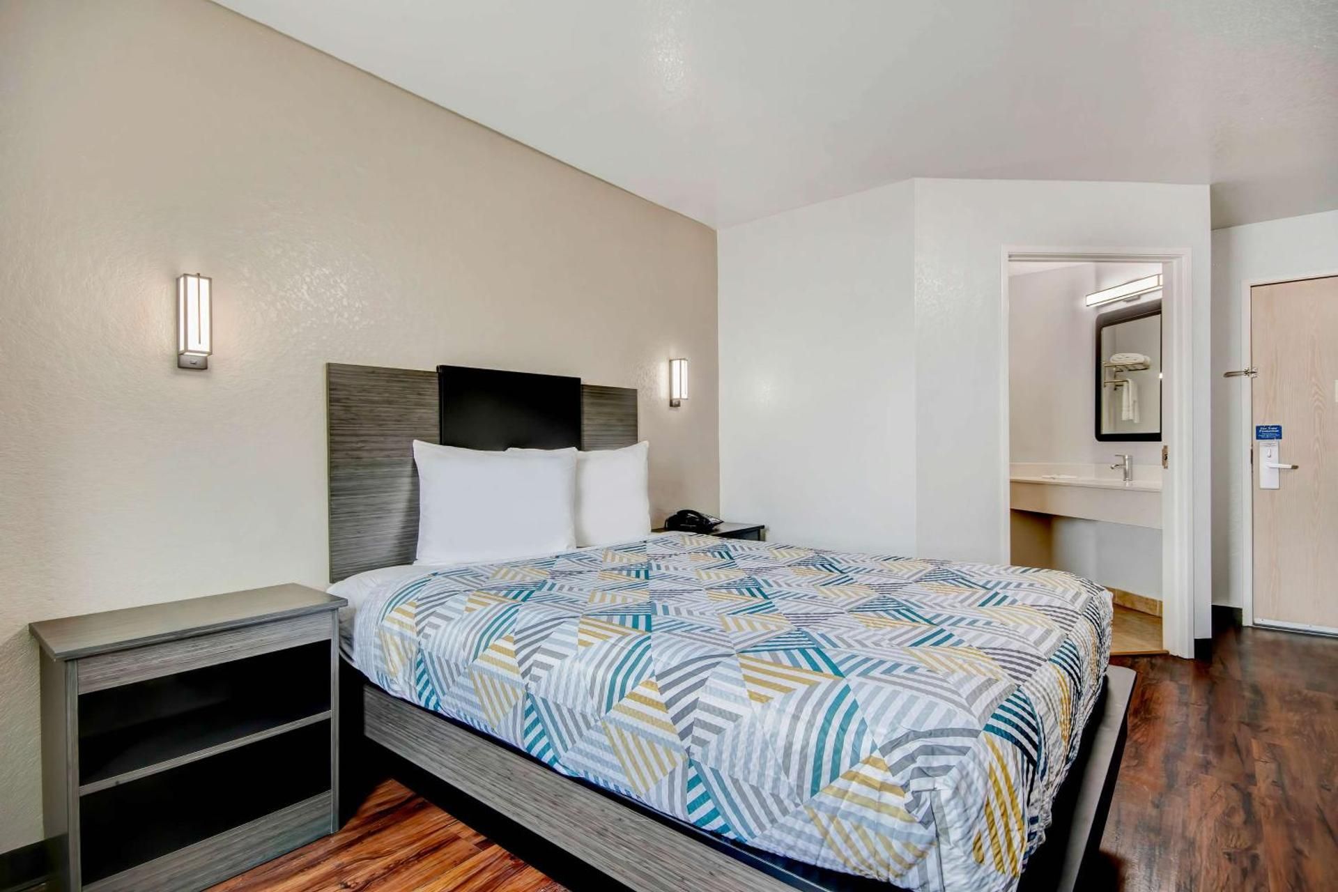 Queen Room - Disability Access - Roll in Shower