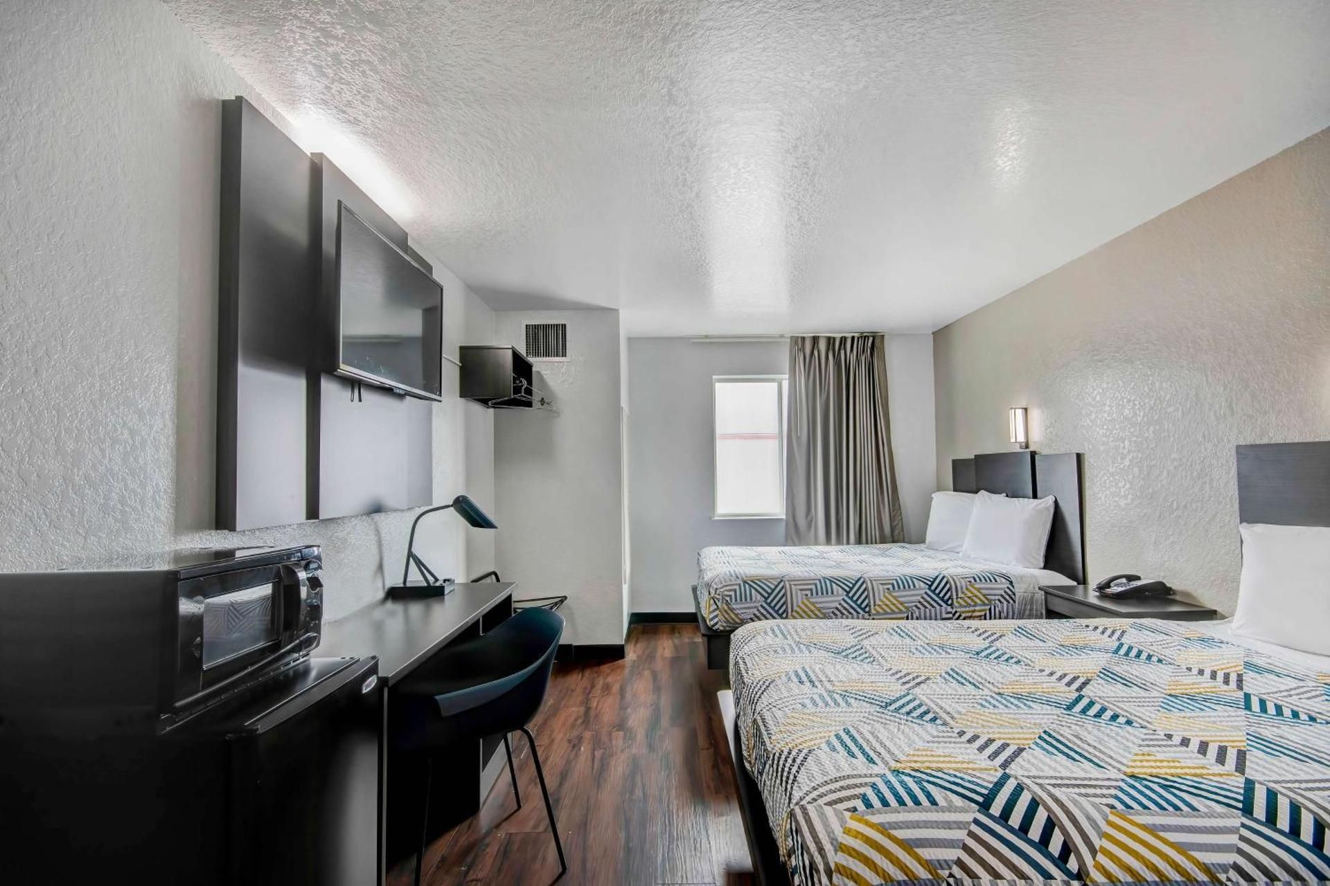 Deluxe Queen Room with Two Queen Beds - Smoking