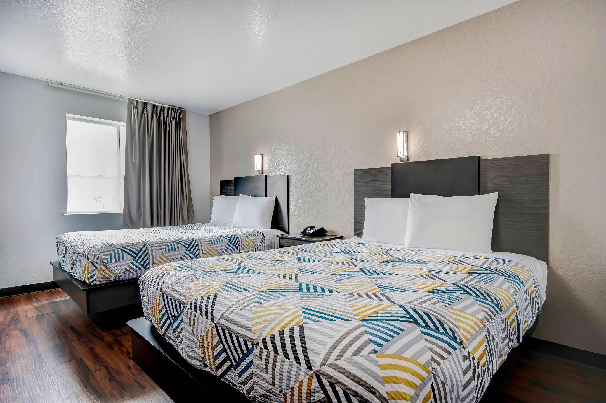 2 Queen Beds | Smoking, Micfridge