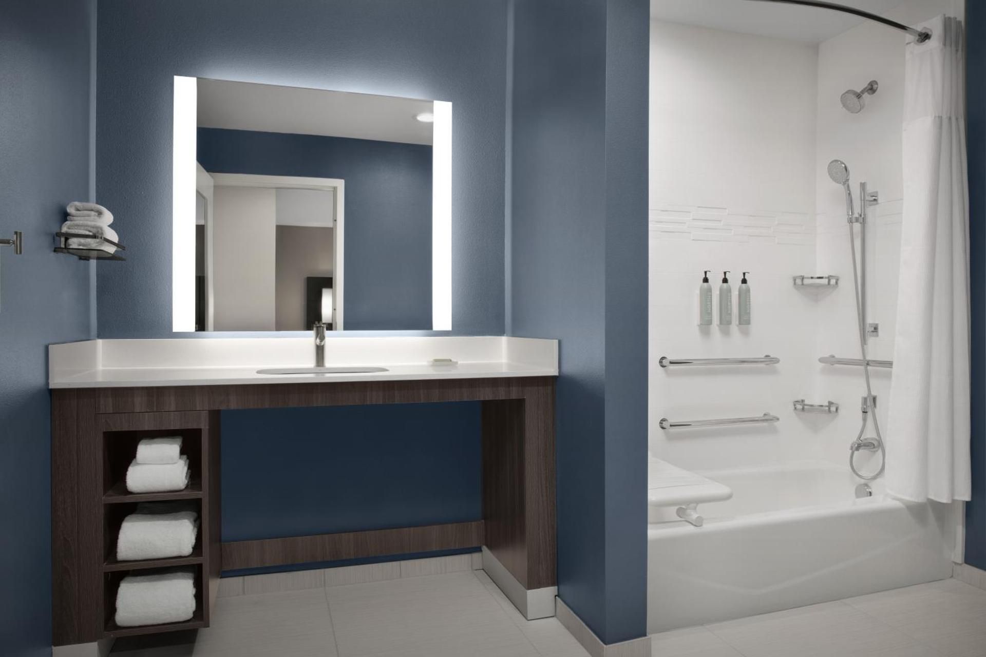 One-Bedroom King Suite with Sofa Bed and Adapted Tub - Mobility Accessible